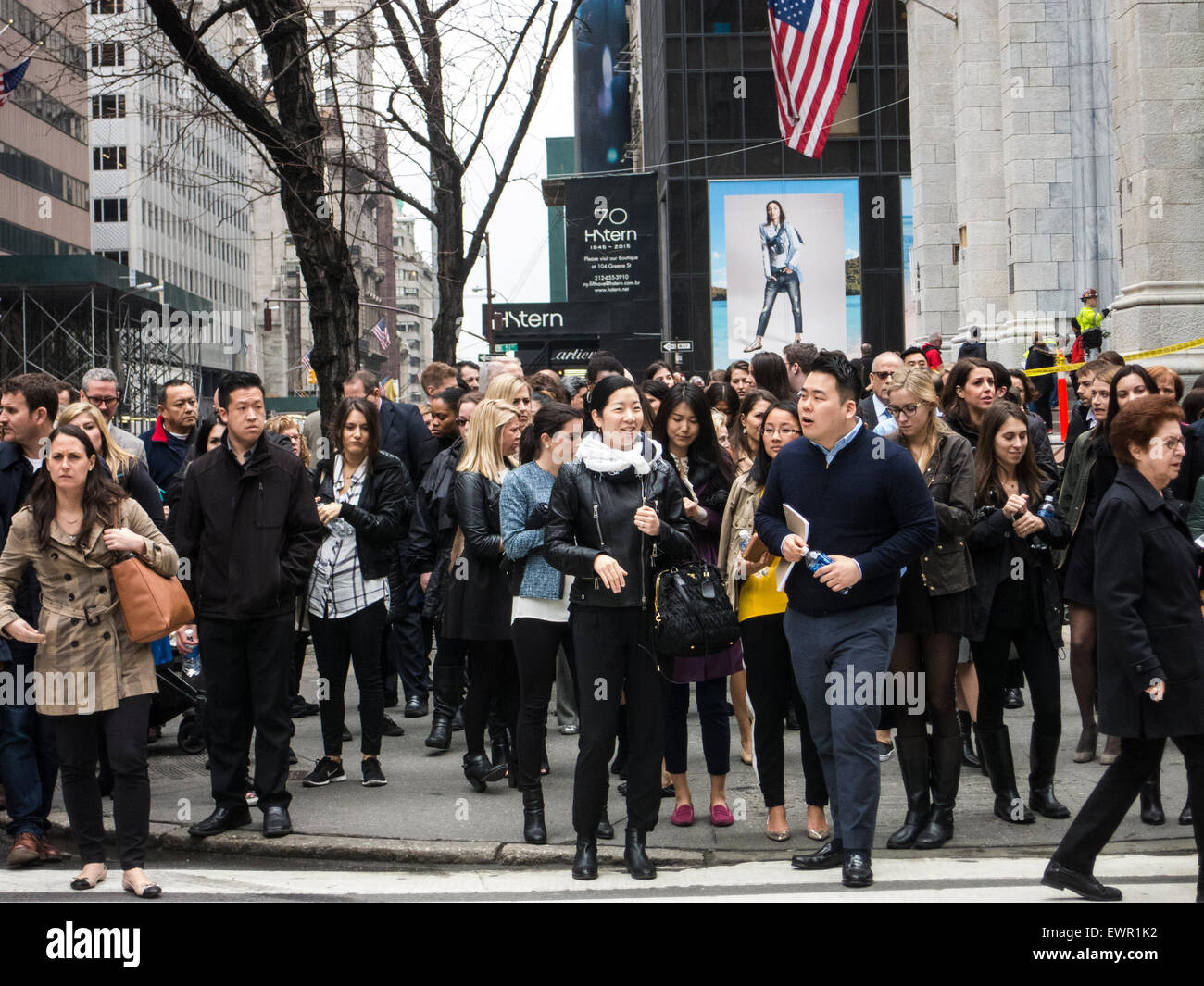 Krähte Pflaster auf New Yorks Fifth Avenue Stockfoto