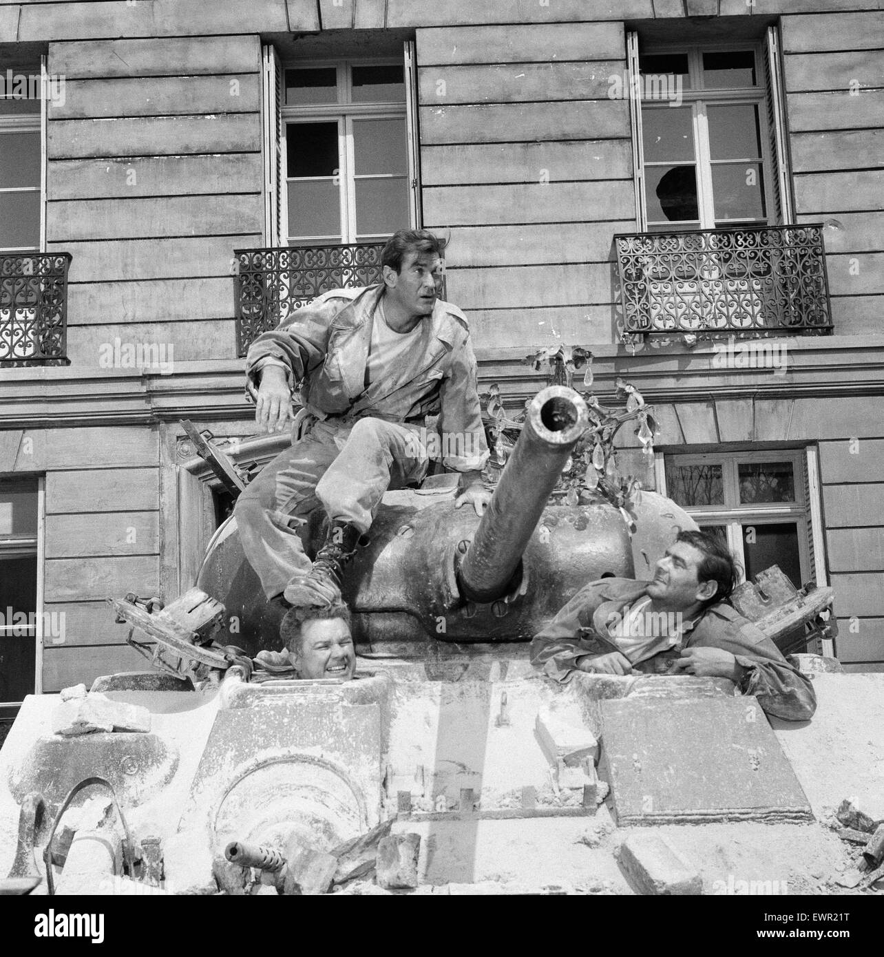 Ken Wayne, Rod Taylor und Hal Galili auf ein Sherman-Panzer auf dem Set von MGMs neuen film "The Liquidator". Der Film hat seinen Sitz in einem französischen Dorf und wird in den Elstree Studios gefilmt. 12. Mai 1965. Stockfoto
