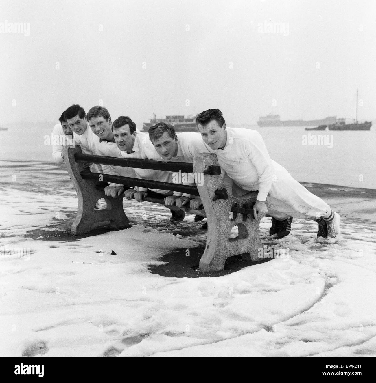 Gravesend und Northfleet Trainingseinheit im Schnee vor ihrem FA Cup vierten Vorrundenspiel gegen Sunderland. Abgebildet sind einige der Spieler in der Hoffnung, teilnehmen, von links nach rechts: Alan Humphries, Tony Sitford, Bobby McNichol, Roy Finch, Harry Easton Stockfoto