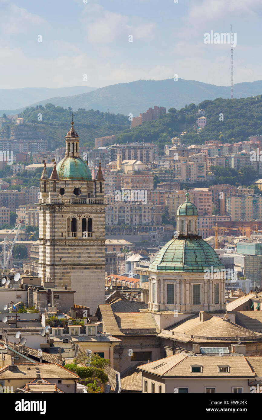 Genua, Ligurien, Italien.  Dom und Turm der Kathedrale von San Lorenzo gesehen von oben der Porta Soprana. Stockfoto