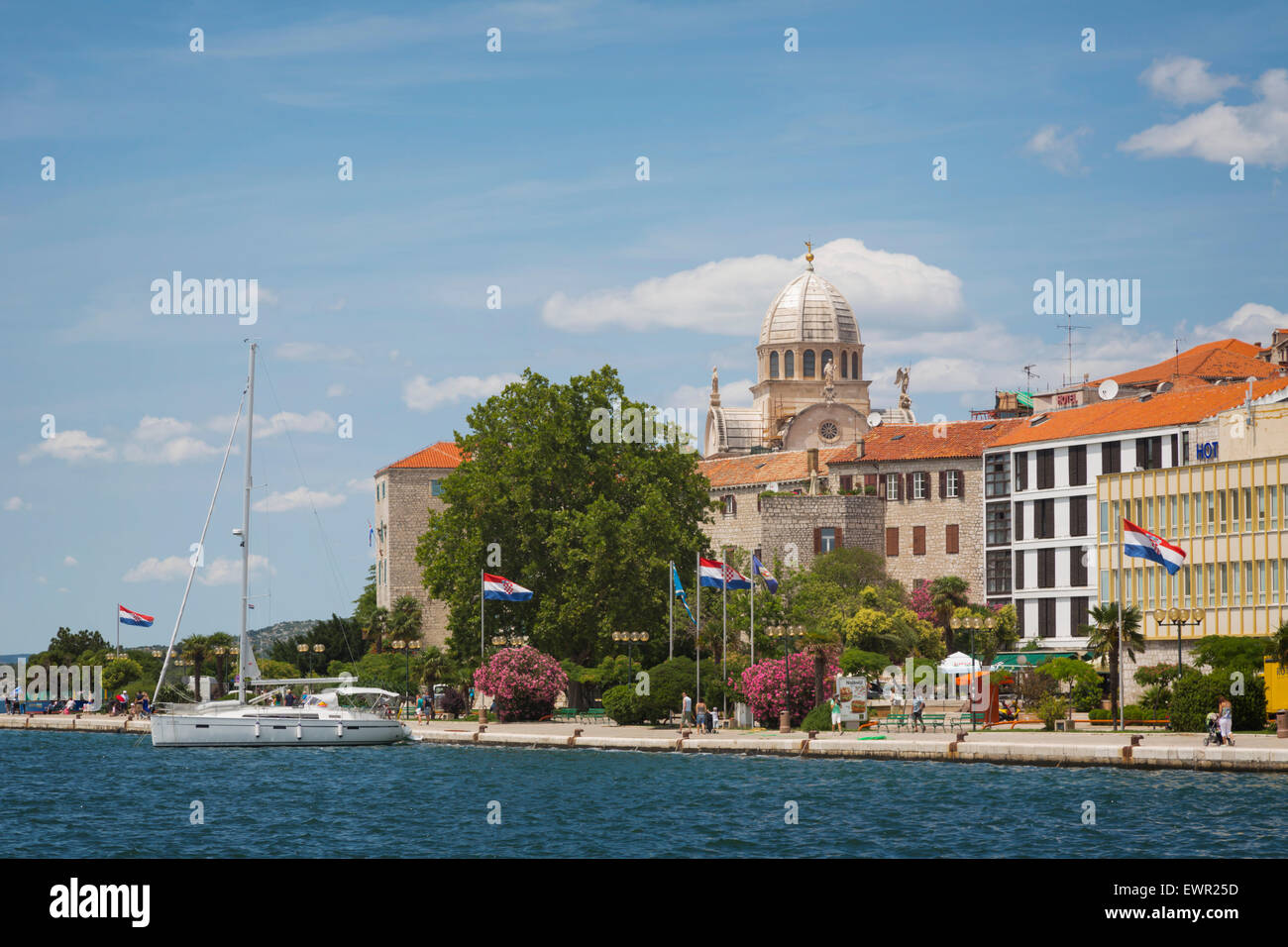 Sibenik Region Sibenik-Knin, Dalmatien, Kroatien.  Kathedrale des Hl. Jakobus durch den Hafen gesehen. Stockfoto