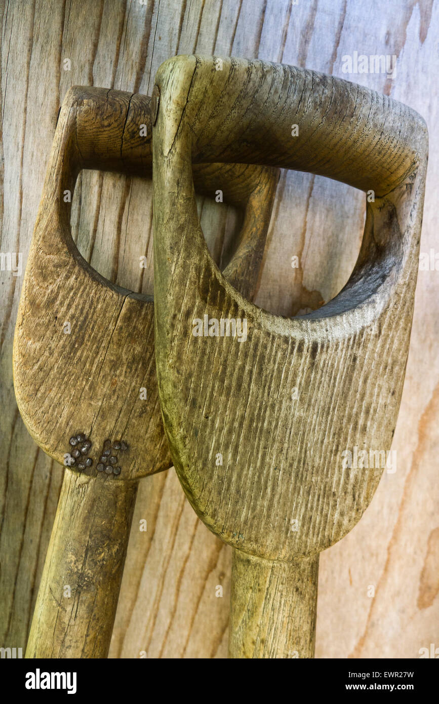 Holz Griffe von Gartengeräten. Stockfoto