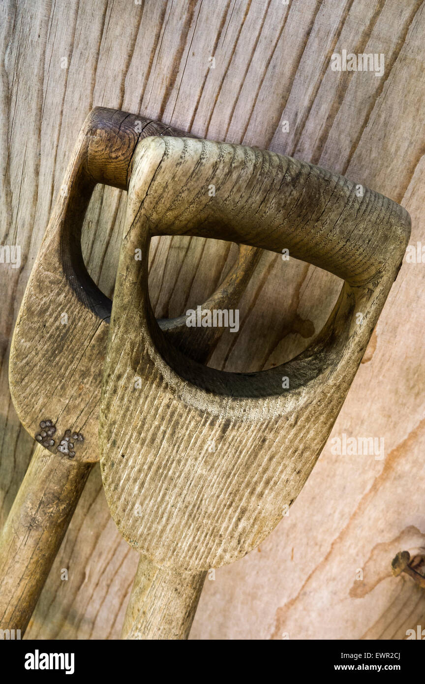 Holz Griffe von Gartengeräten. Stockfoto