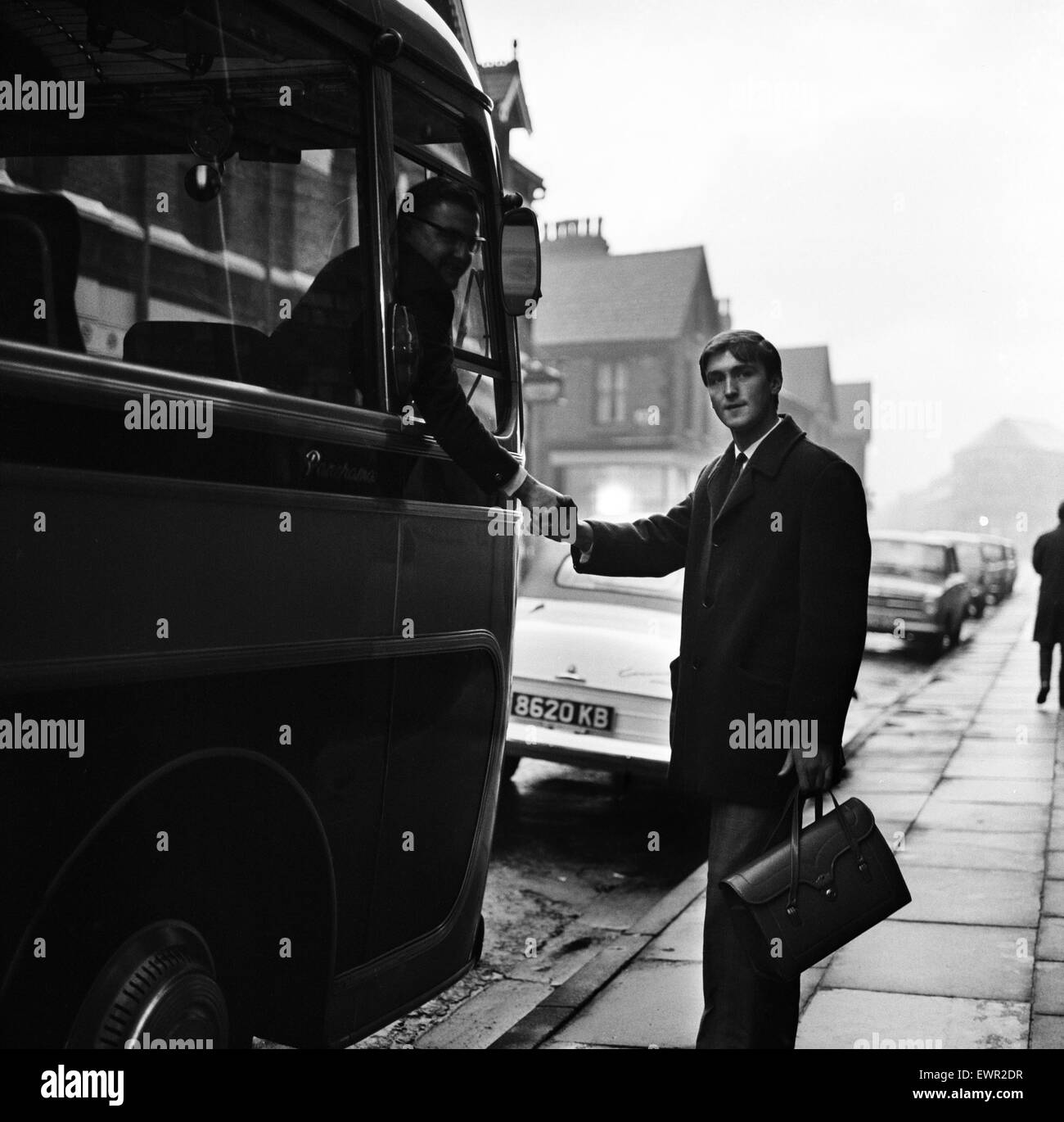 19 jährige Andy Rankin, der heute als Everton 27.000 £ Torwart übernimmt. Im Bild vor dem Einsteigen in des Trainer (Everton erste Team Coach) im Goodison Park. 16. November 1963. Stockfoto