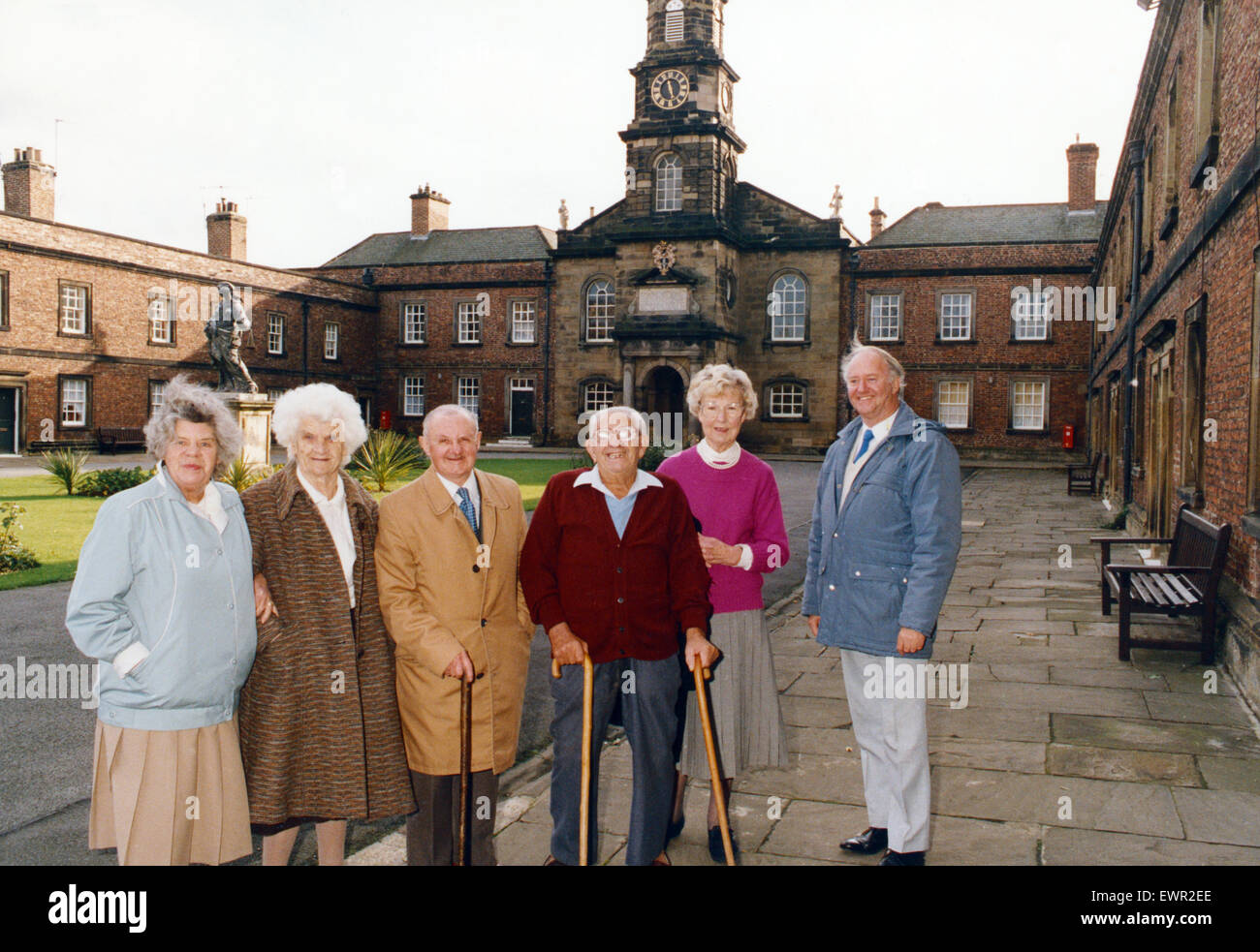 Bewohner von Sir William Turner Krankenhaus mit Alan Wordsworth, Recht, Angestellte an das Kuratorium. 3. November 1991. Stockfoto