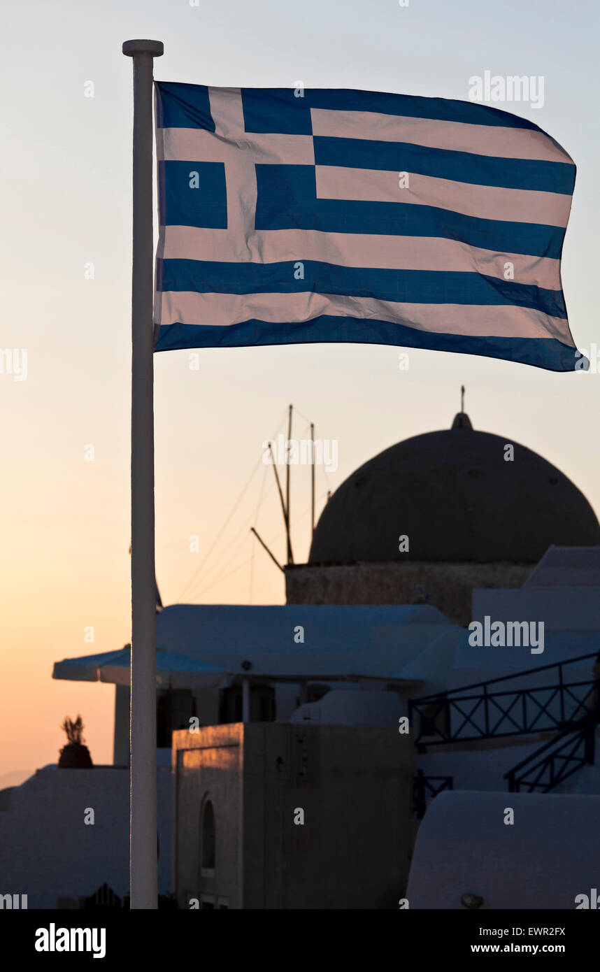 griechische Flagge bei Sonnenuntergang in santorini Stockfoto