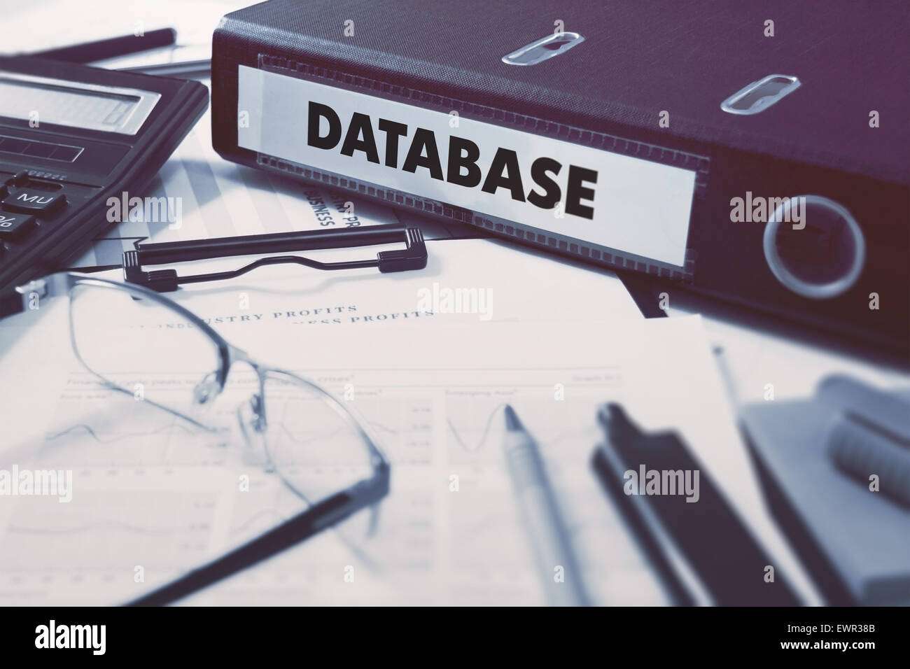 Datenbank - Ordner "Office" auf Hintergrund Tabelle mit Briefpapier, Brille, Berichte zu arbeiten. Business-Konzept auf unscharfen Zeitmessung Stockfoto