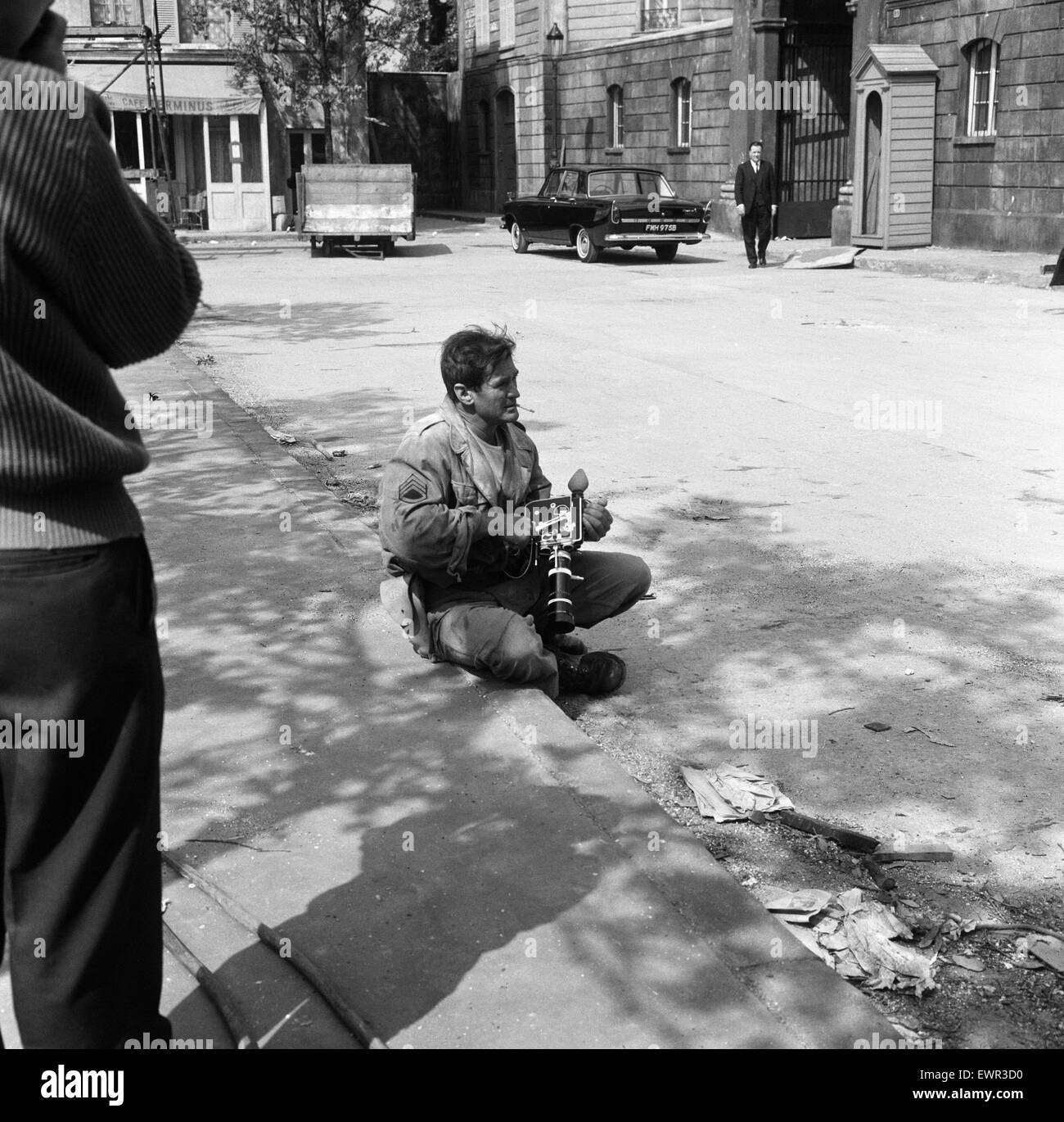 Rod Taylor, auf einem Sherman-Panzer, am Set von MGMs neuer Film "The Liquidator". Der Film hat seinen Sitz in einem französischen Dorf und wird in den Elstree Studios gefilmt. 12. Mai 1965. Stockfoto