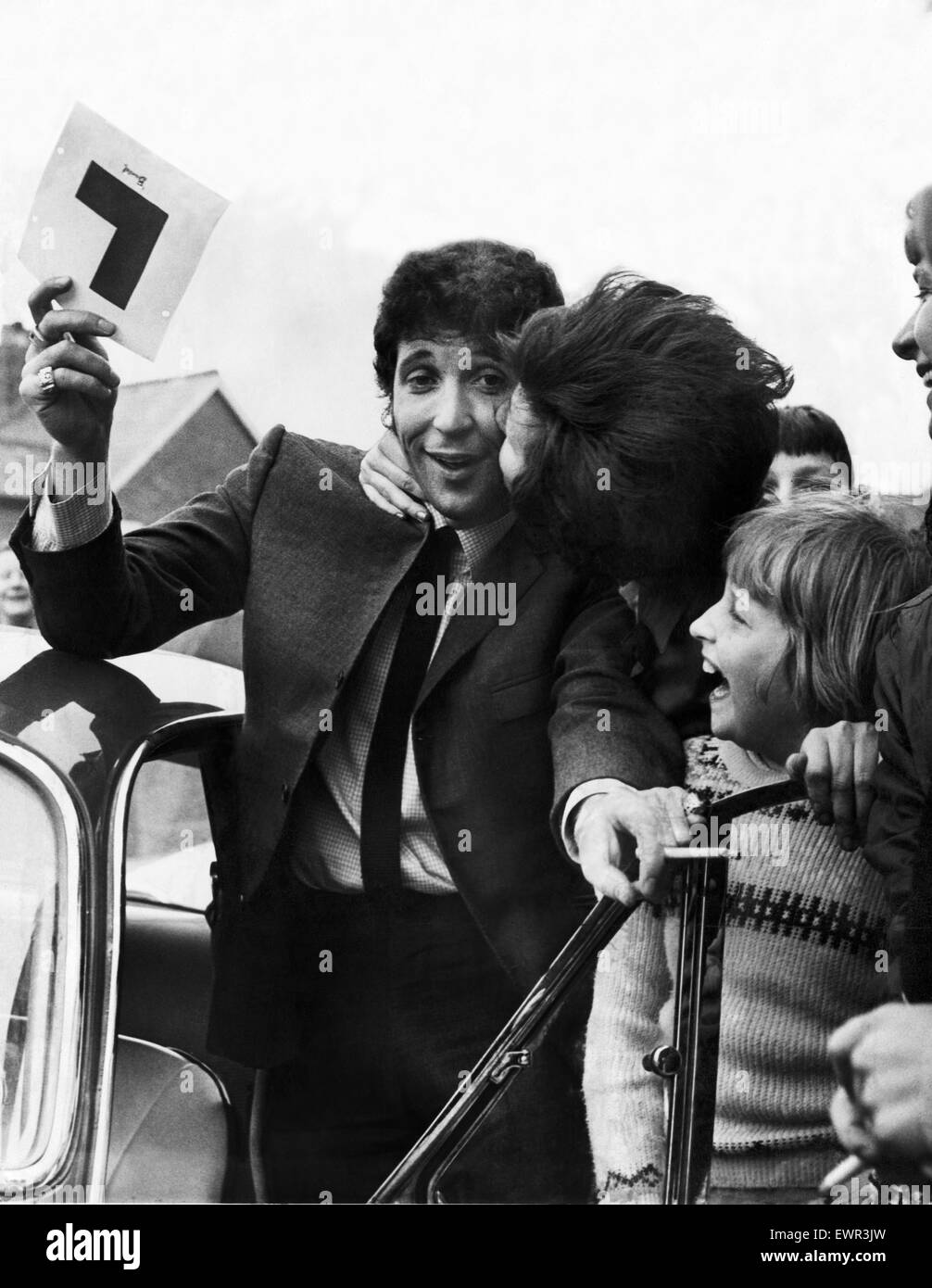 Tom Jones bekommt einen Kuss von einem Fan, als er seine Fahrt Lernenden Test in Newport besteht.     Ca. 1965 Stockfoto