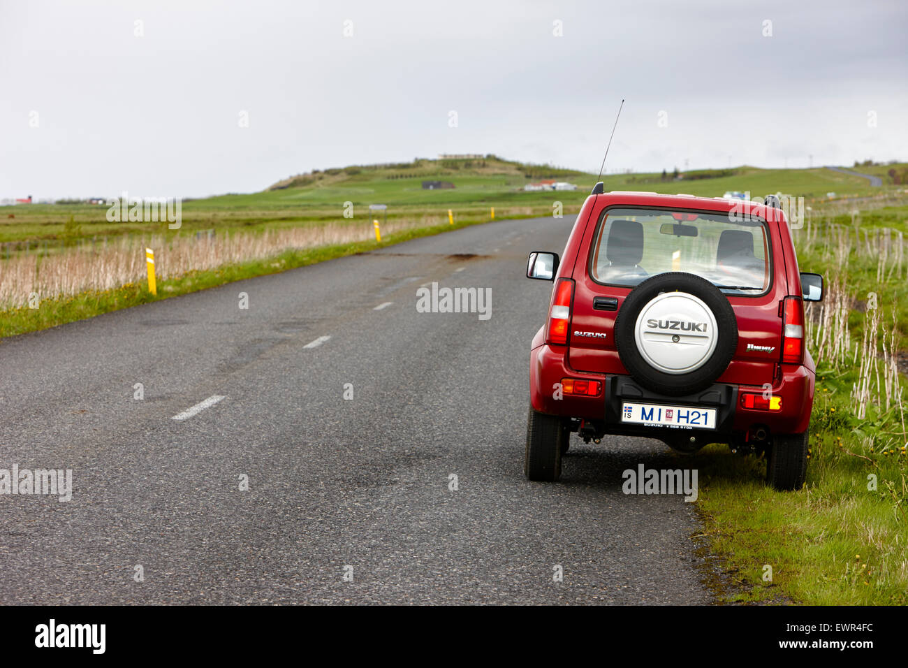 touristischen angeheuert, kleine 4 x 4 Fahrzeug vorübergehend geparkt am Straßenrand Hlidarendi Hvolsvöllur Island Stockfoto
