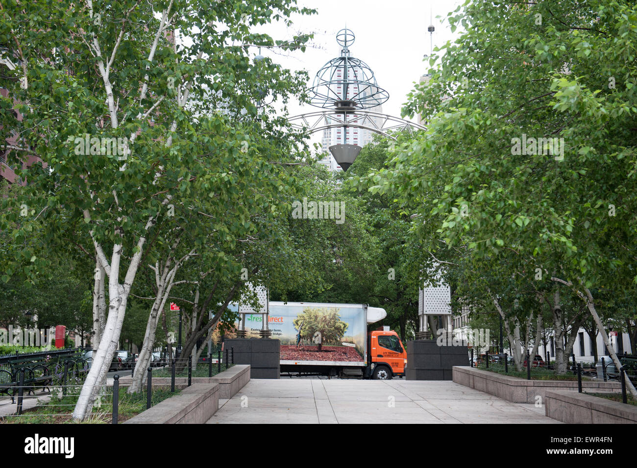 Frischen direkten LKW machen einen Lebensmittel-Lieferservice in Battery Park City, einem Viertel in Manhattan, New York, das Teil Parklandschaft ist. Stockfoto