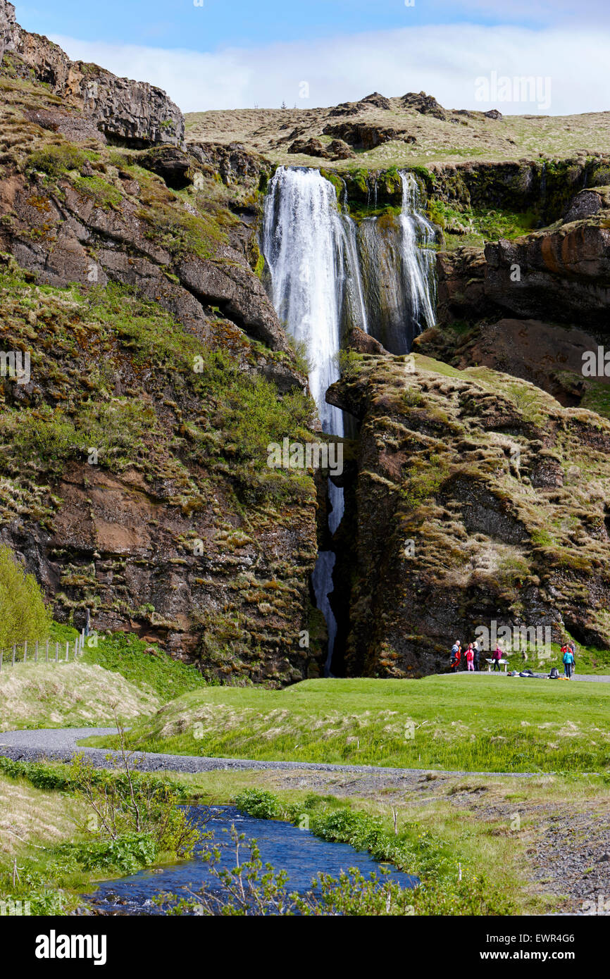 Touristen am Gljufurarfoss Wasserfall Island Stockfoto
