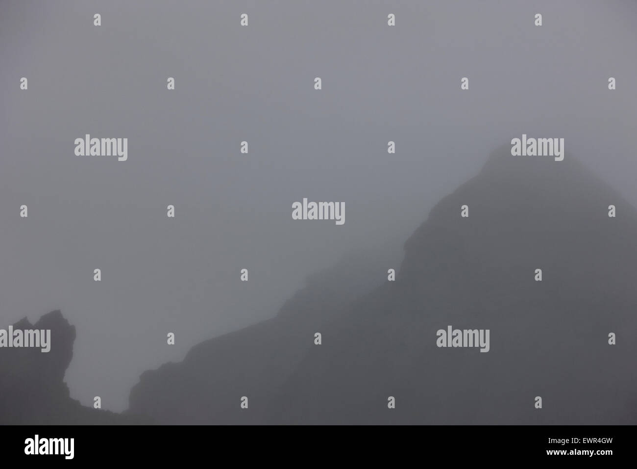 niedrige Nebel und Cloud begrenzte Sicht in den Bergen mit Troll Gesichter in Rock Island Stockfoto