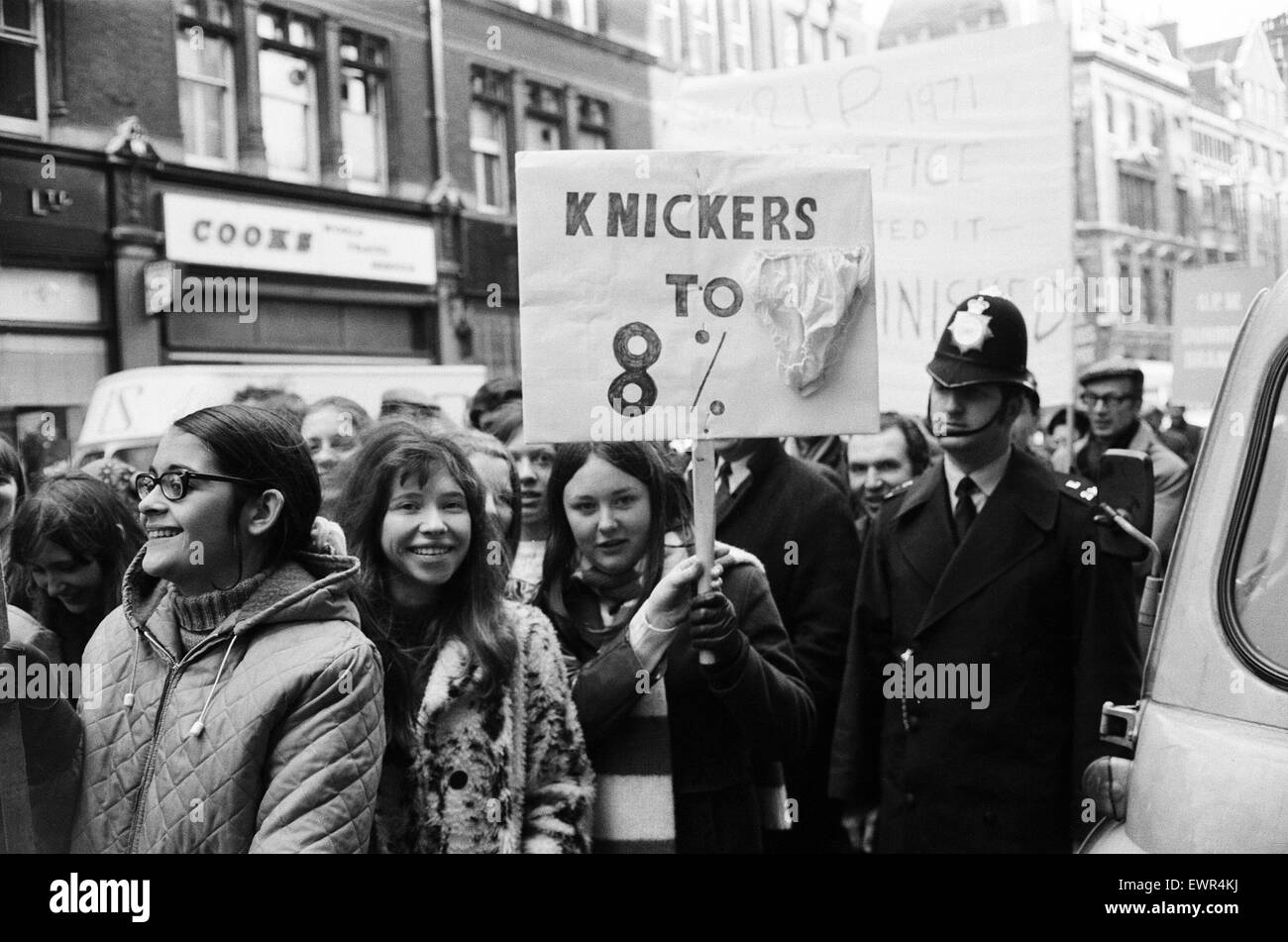 Böse Post Büroangestellte, die auf Streik, marschieren durch die Straßen von London, auf dem Weg zur Speakers Corner im Hyde Park. Eine Gruppe von Telefonisten in der Marsch, tragen einen Banner "Schlüpfer auf 8 %" zu sagen. London, 4. März 1971. Stockfoto