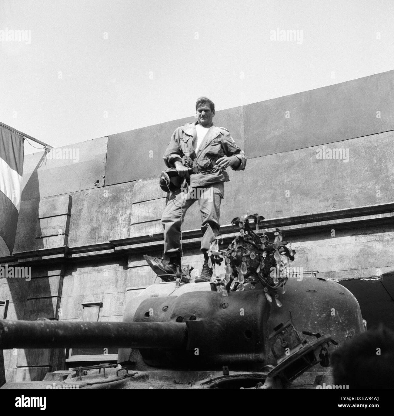 Rod Taylor, auf einem Sherman-Panzer, am Set von MGMs neuer Film "The Liquidator". Der Film hat seinen Sitz in einem französischen Dorf und wird in den Elstree Studios gefilmt. 12. Mai 1965. Stockfoto