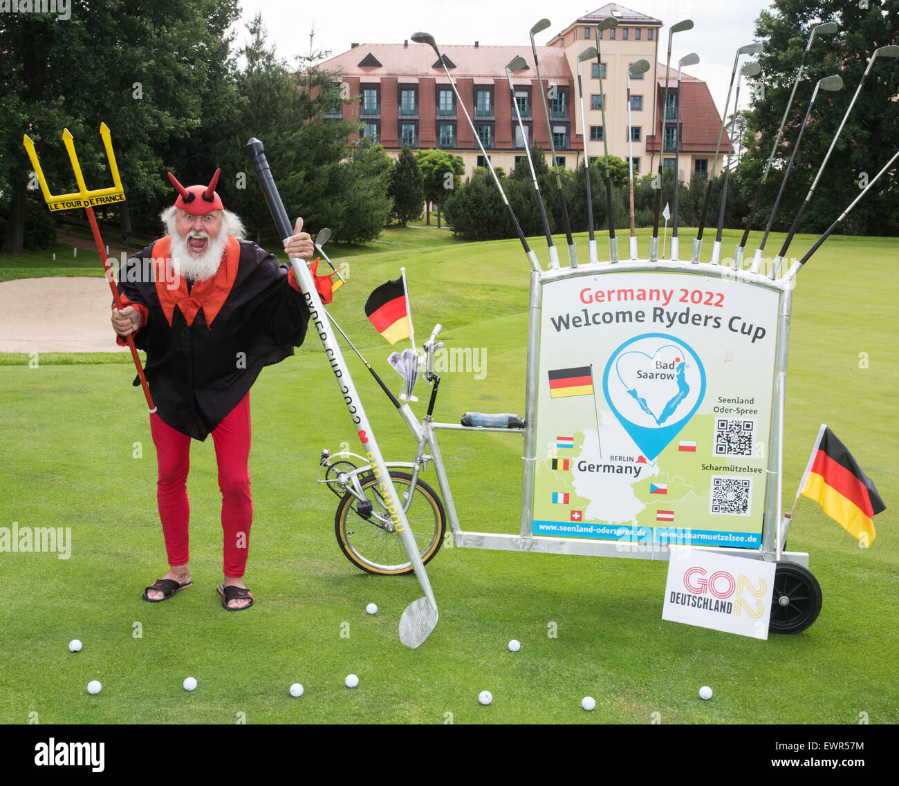 Bad Saarow, Deutschland. 30. Juni 2015. Fahrrad-Designer Dieter "Didi"  Senft trägt das Kostüm ein "Tour-Teufel" neben seinem "Golf-Fahrrad" auf  dem Golfplatz 'Faldo Course' in Bad Saarow, Deutschland, 30. Juni 2015.  Didi präsentiert