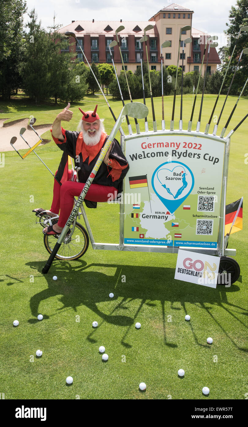 Bad Saarow, Deutschland. 30. Juni 2015. Fahrrad-Designer Dieter "Didi" Senft trägt das Kostüm ein "Tour-Teufel" neben seinem "Golf-Fahrrad" auf dem Golfplatz 'Faldo Course' in Bad Saarow, Deutschland, 30. Juni 2015. Didi präsentiert seine neueste Kreation der Fahrrad um die deutsche Bewerbung für das Golfturnier Ryder Cup 2022 zu fördern. Foto: PATRICK PLEUL/Dpa/Alamy Live News Stockfoto