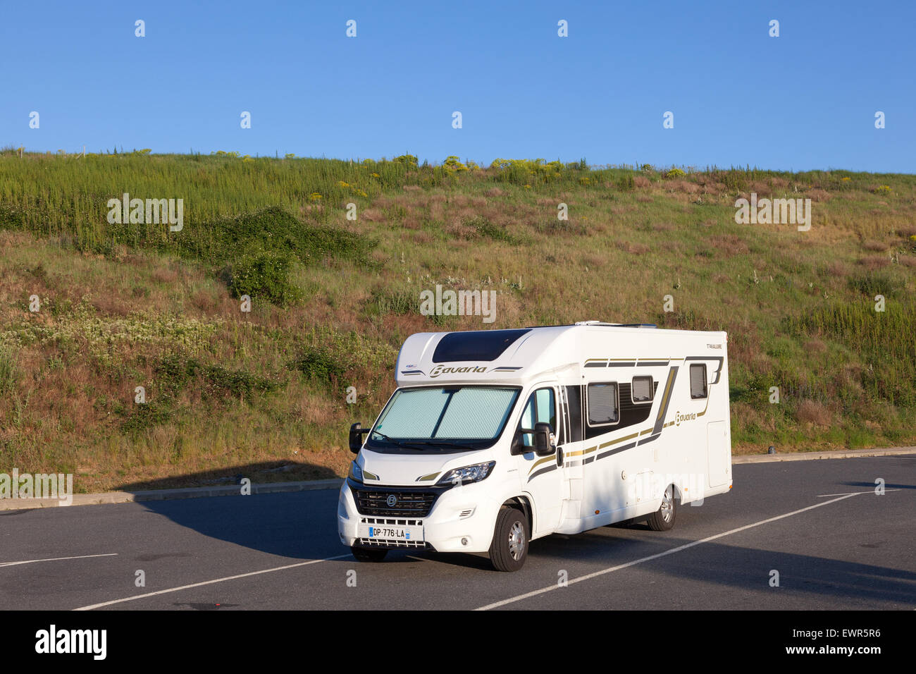 Kleine europäische Wohnmobil auf einem Parkplatz Stockfoto