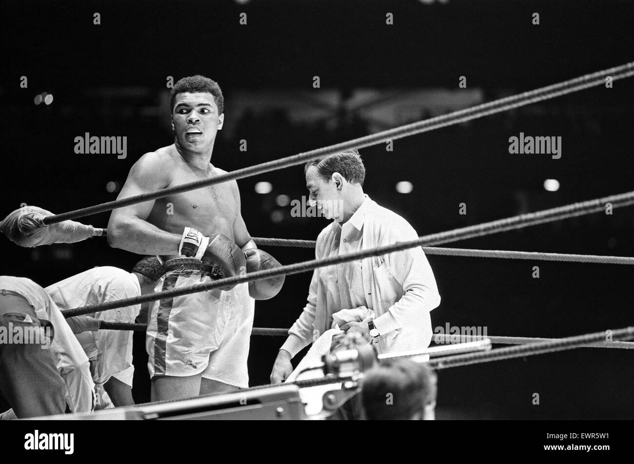Muhammad Ali und Ernie Terrell getroffen, um die Verwirrung darüber, wer der rechtmäßige Schwergewichts-Champion war zu Ende. Vor dem Kampf namens Terrell Ali immer wieder durch seinen Geburtsnamen. Später erklärte er, dass er Clay jahrelang bei den Amateuren kannte und hatte nicht Stockfoto