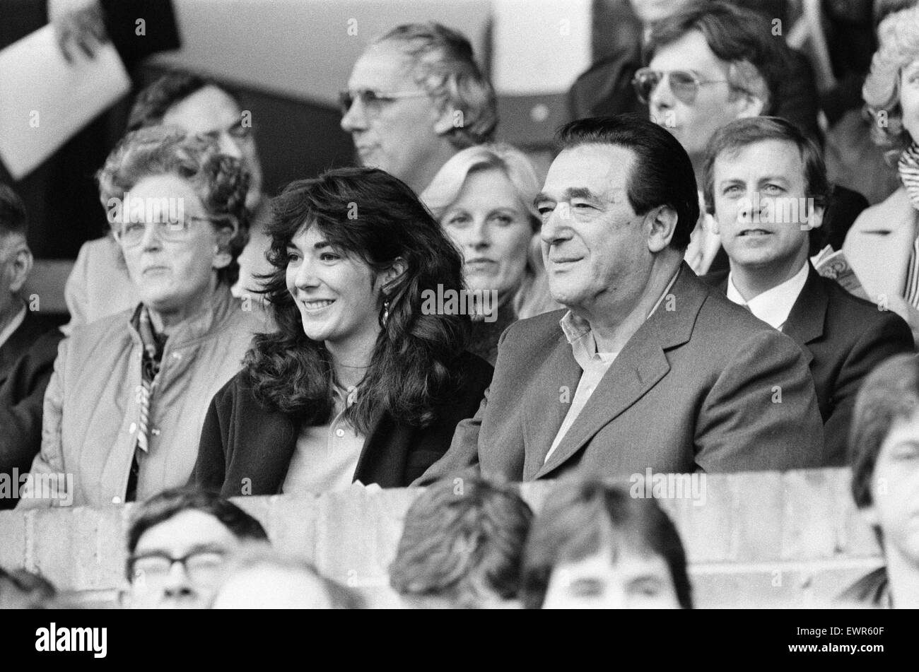 Robert Maxwell und seine Tochter Ghislaine beobachten die Oxford V Brighton Fußballspiel.  13. Oktober 1984. Stockfoto