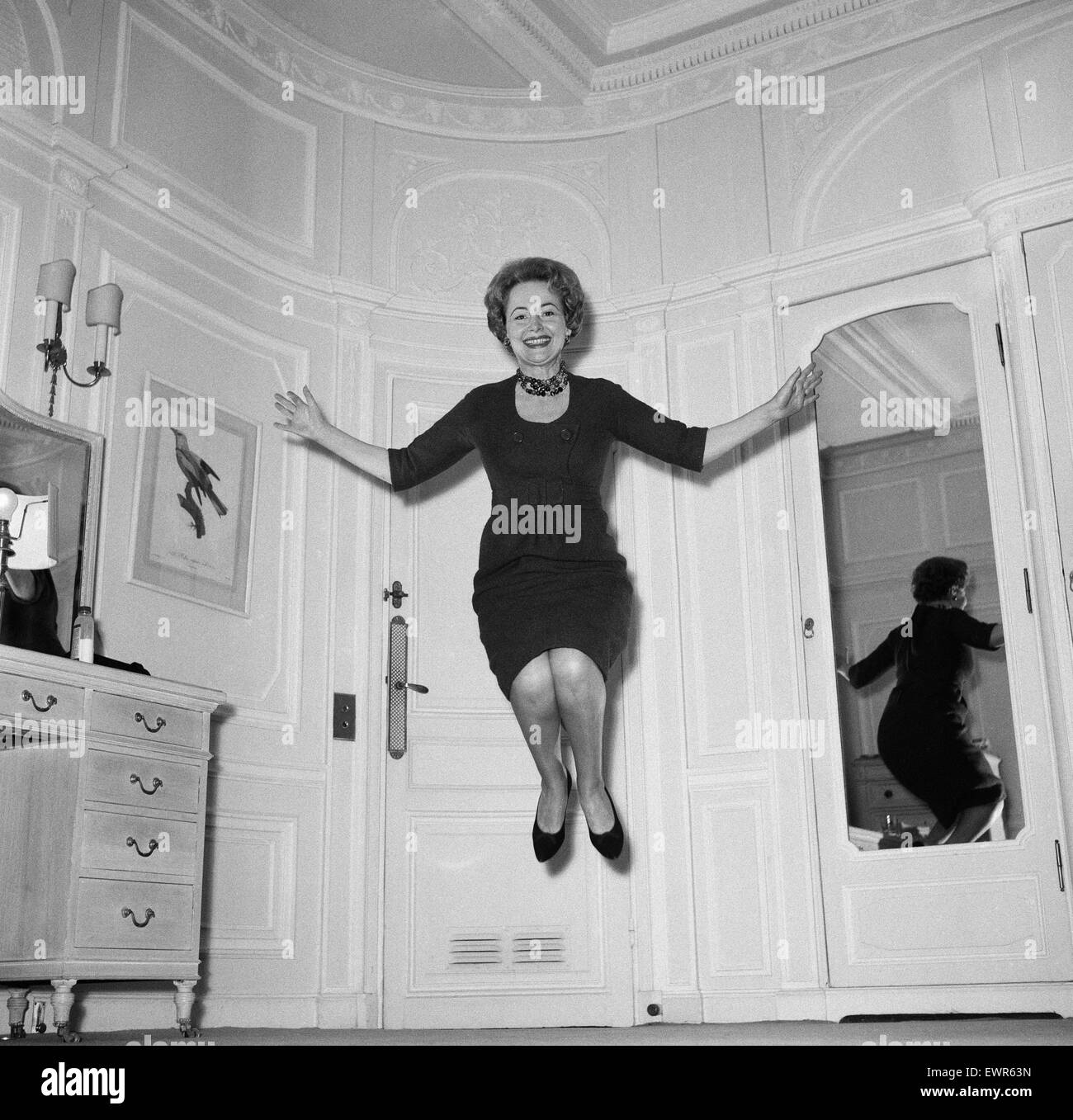 Olivia De Havilland ein jumping Game mit ihrem Ehemann zu spielen. 20. November 1959. Stockfoto