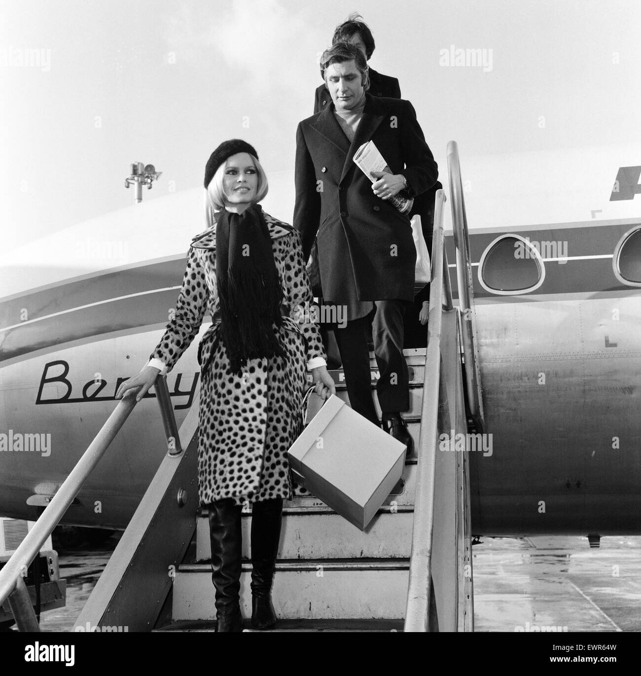 Franzosische Schauspielerin Brigitte Bardot Ankunft Am Londoner Flughafen Heathrow Mit Ihr Ehemann Gunther Sachs Sie Hat Eine Rrived Fur Ein Kostum Passend Fur Ihren Bevorstehenden Auftritt Im Shalako Die Erste Grosse Britische