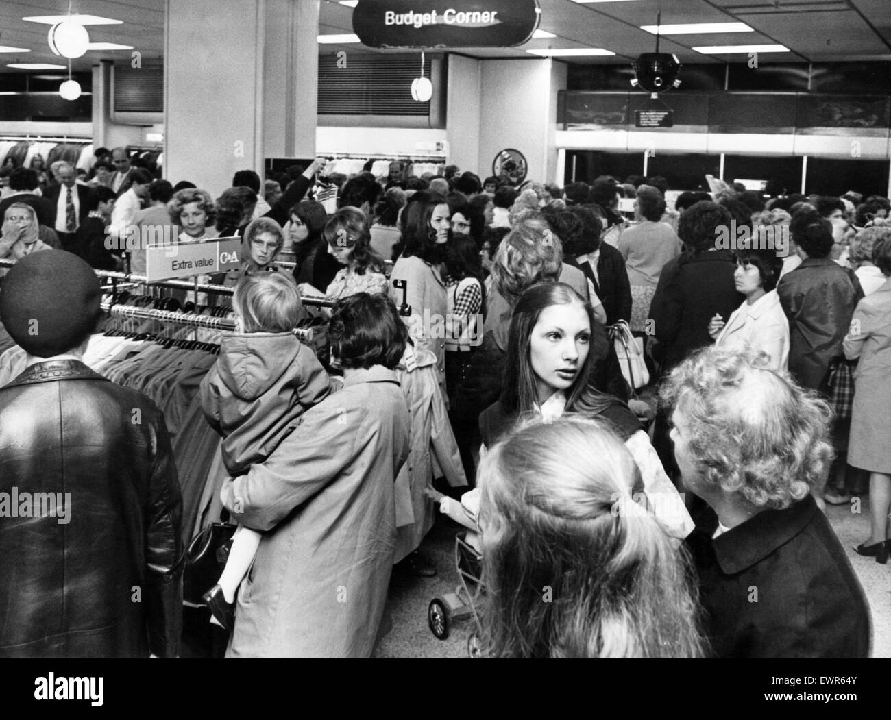Massen von Menschen in der neuen C & A speichern am Tag seiner Eröffnung. 19. Juli 1971. Stockfoto