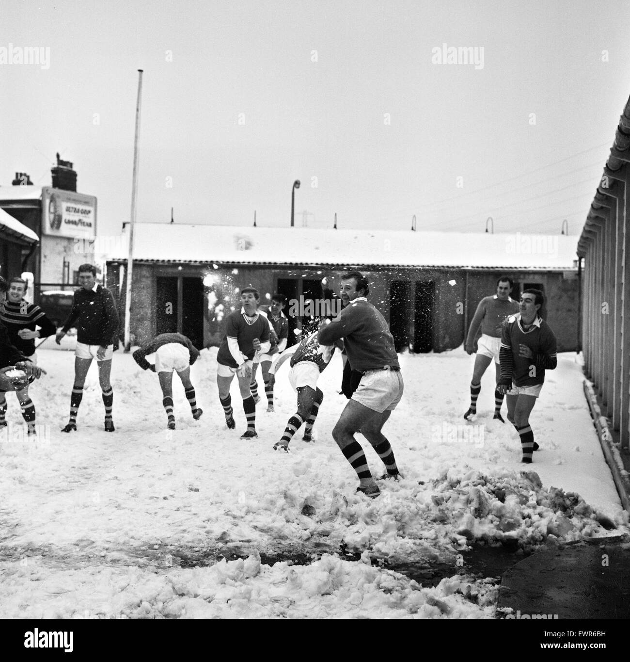 Fußballer Spieler nicht Liga Gravesend und Northfleet abgebildet mit einer Schneeballschlacht während einer Trainingseinheit vor ihrer Pokalrunde dritten Match bei Carlisle United. Tommy Williams (Mitte) und Bobby McNicol (rechts) gehören zu den Spielern Stockfoto