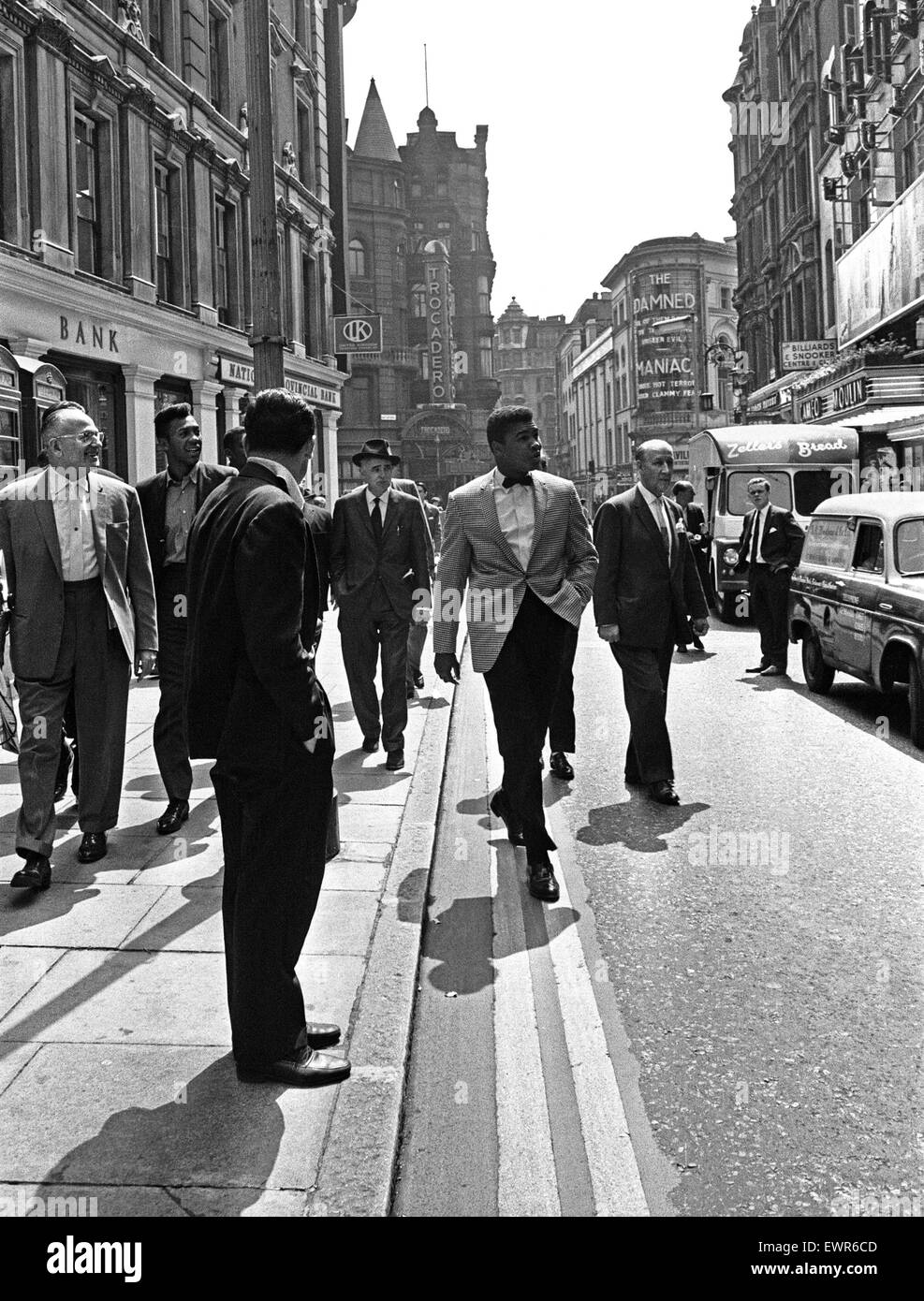 Cassius Clay (Muhammad Ali) (Mitte) in London England vor seinem nächsten Kampf. 27. Mai 1963 Stockfoto