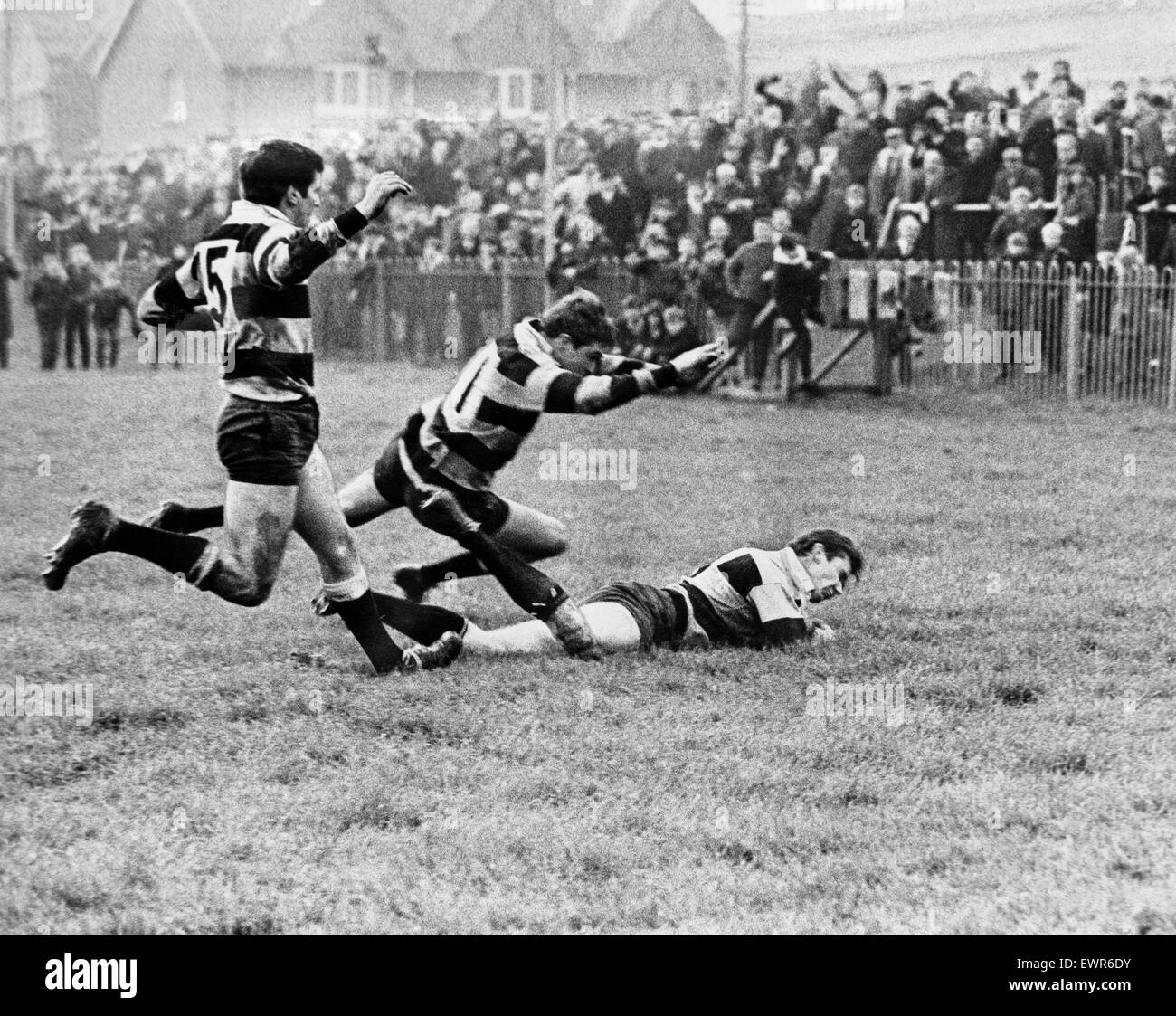 Stuart Watkins (geboren 5. Juni 1941) war ein walisischer internationalen Rugby union Flügel spielte Rugby Club für Newport und Cardiff. Watkins Karriere seine Rugby bei Cross Keys vor dem Wechsel nach Newport in 1963, mit dem Verein für die meisten seines Wagens zu bleiben Stockfoto