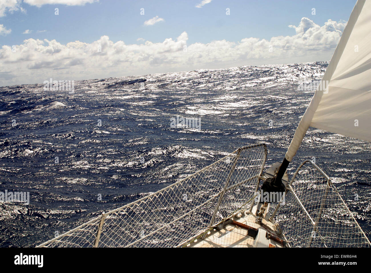 Ein sonniger Tag auf der offenen Sargasso-See zwischen den Bermudas und den kleinen Antillen vom Deck einer 12 Meter Segelyacht. Stockfoto