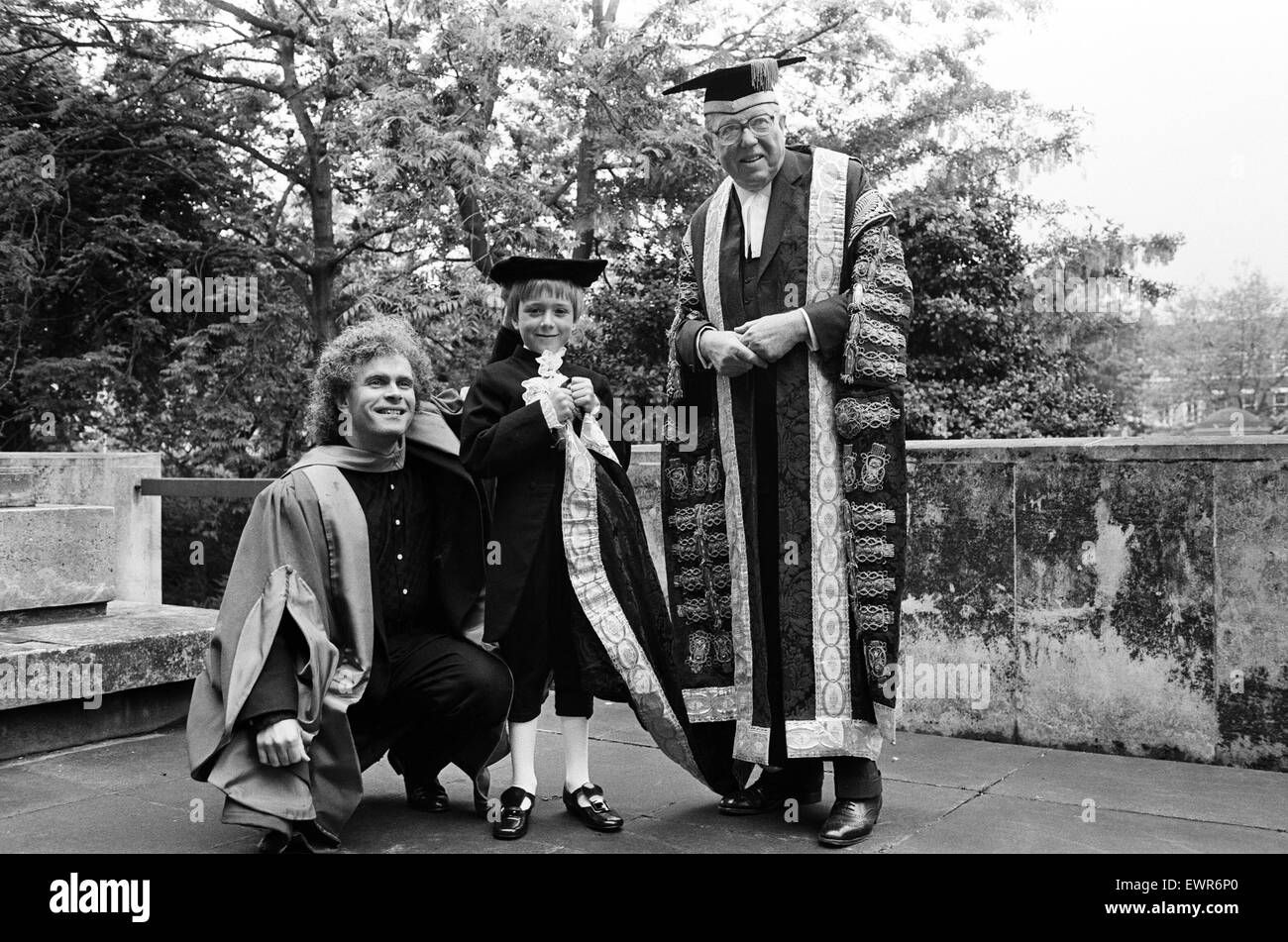 Simon Rattle in Liverpool zu seinem Ehrentitel erhalten. Simon setzt seine Mütze auf 7 Jahre alten Seite Sohn Alexander Jenkins. Auf der rechten Seite ist Lord Leverhulme. 7. Juni 1991. Stockfoto