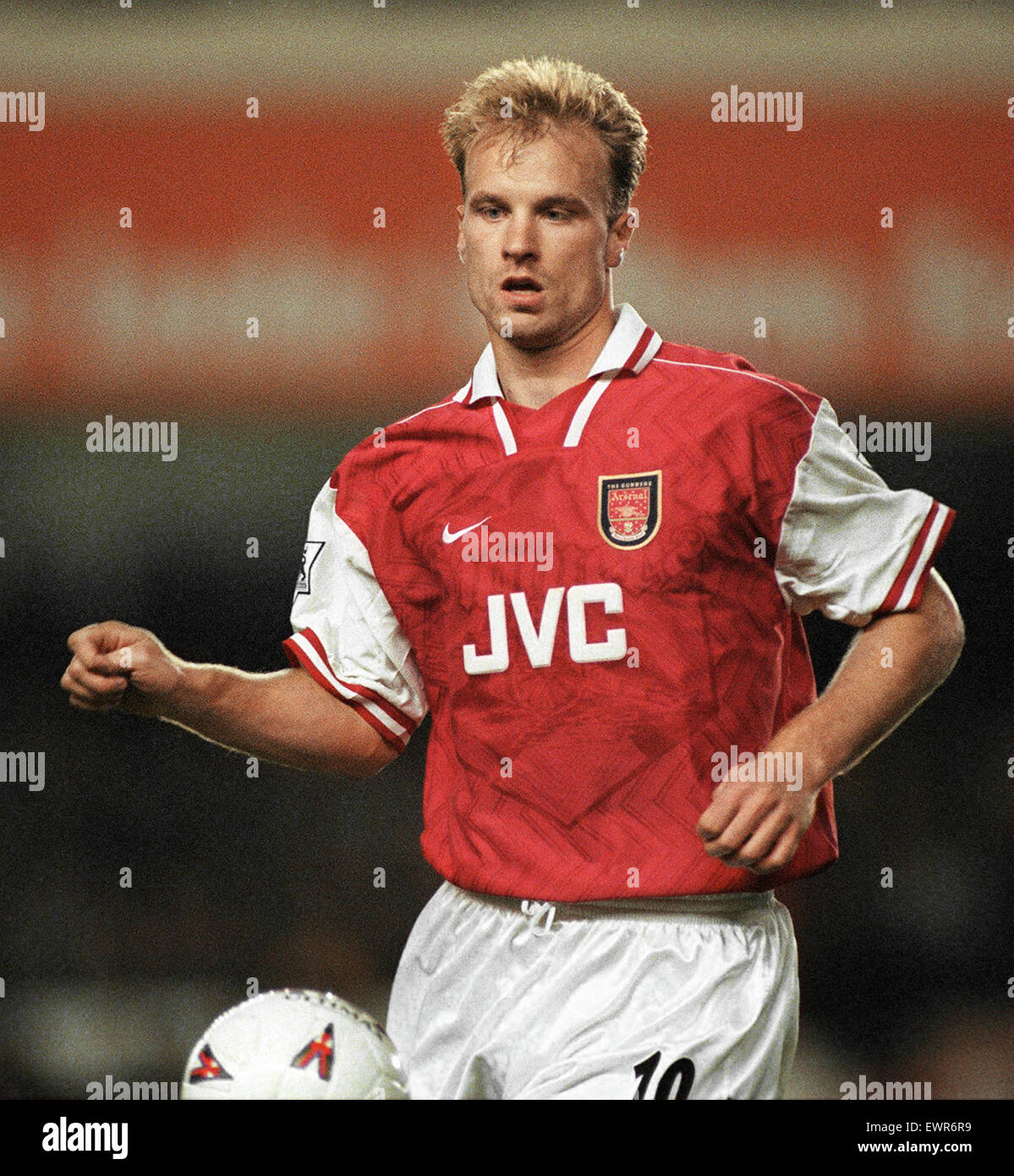 Arsenal-Coventry City FC (0) 1: 0 (0) (Aet) bei Highbury (Bild) Dennis Bergkamp Arsenal auf den ball in der 4. Runde des Coca Cola-Cup-match gegen Coventry City. 18. November 1997 Stockfoto