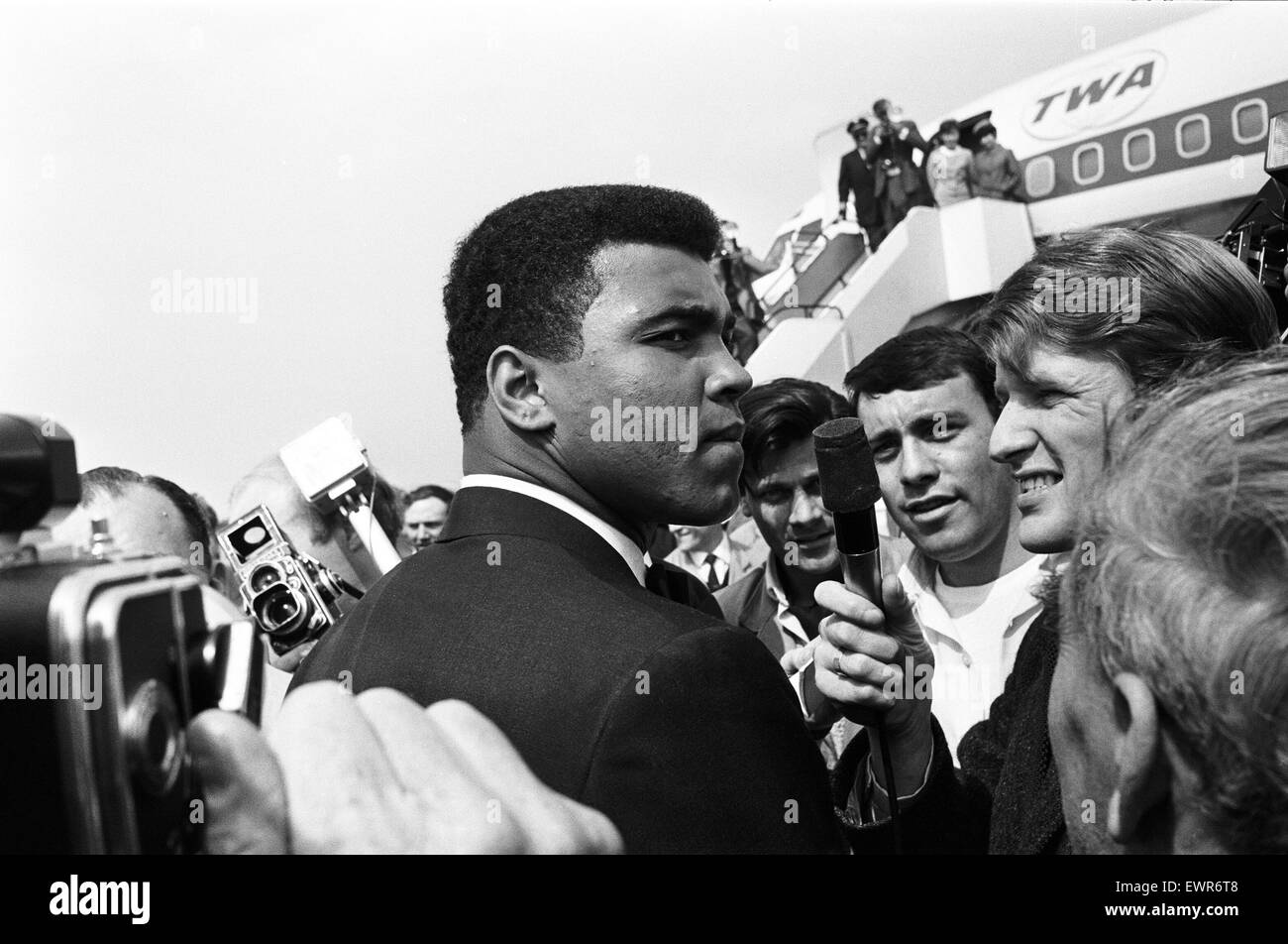Cassius Clay Muhammad Ali) kommt in England vor seinem Rückkampf mit Henry Cooper. Ca. Mai 1966 Stockfoto