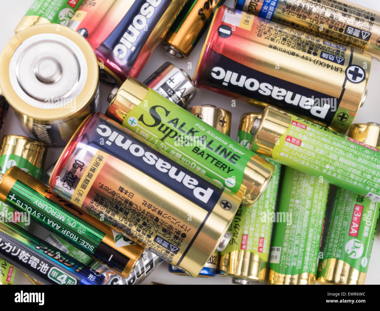 Einweg-alkaline-Batterien unterschiedlicher Größe Stockfoto