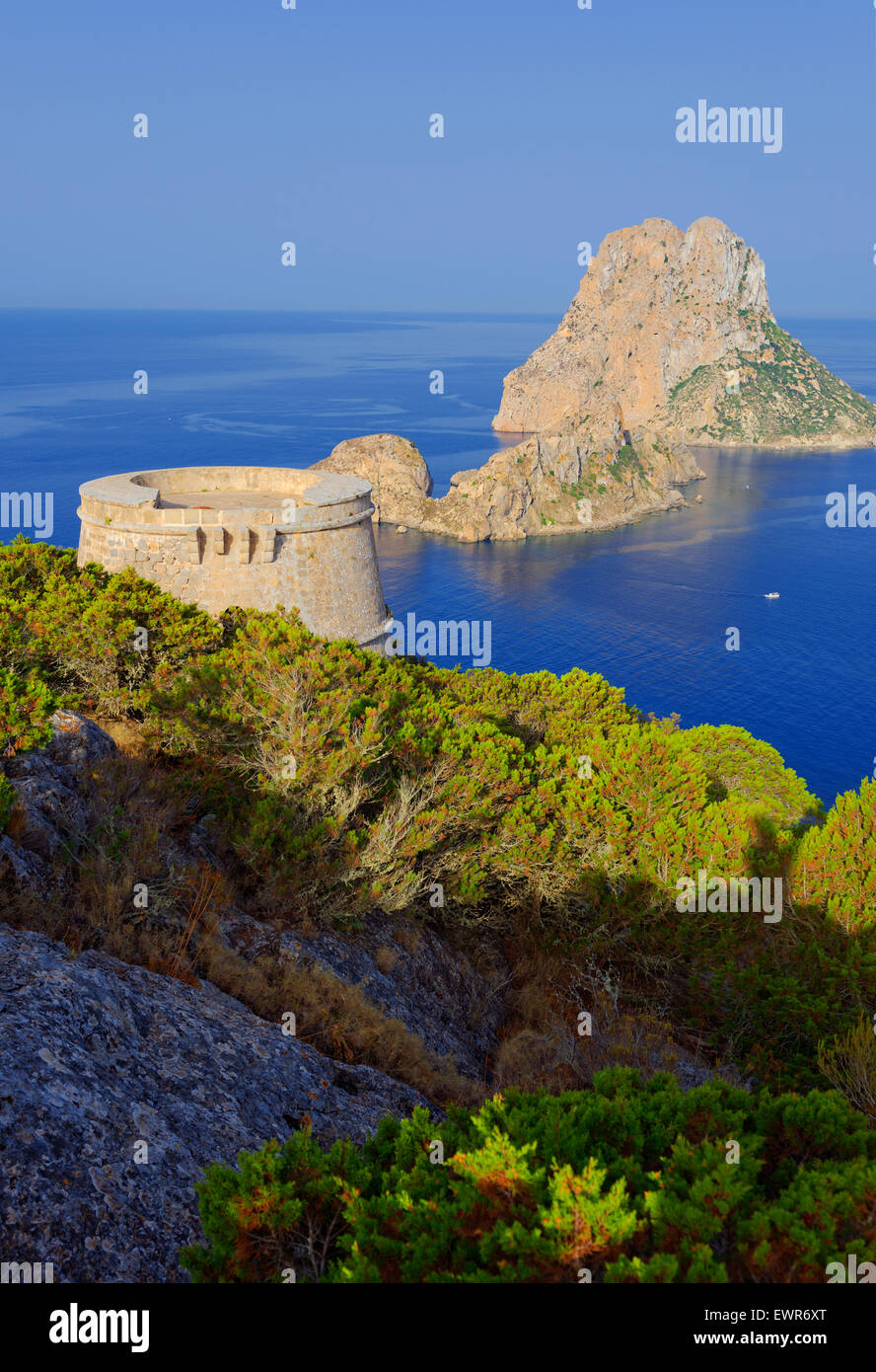 Torre des Savinar und Es Vedra Inseln im Hintergrund, Ibiza, Balearen, Spanien Stockfoto