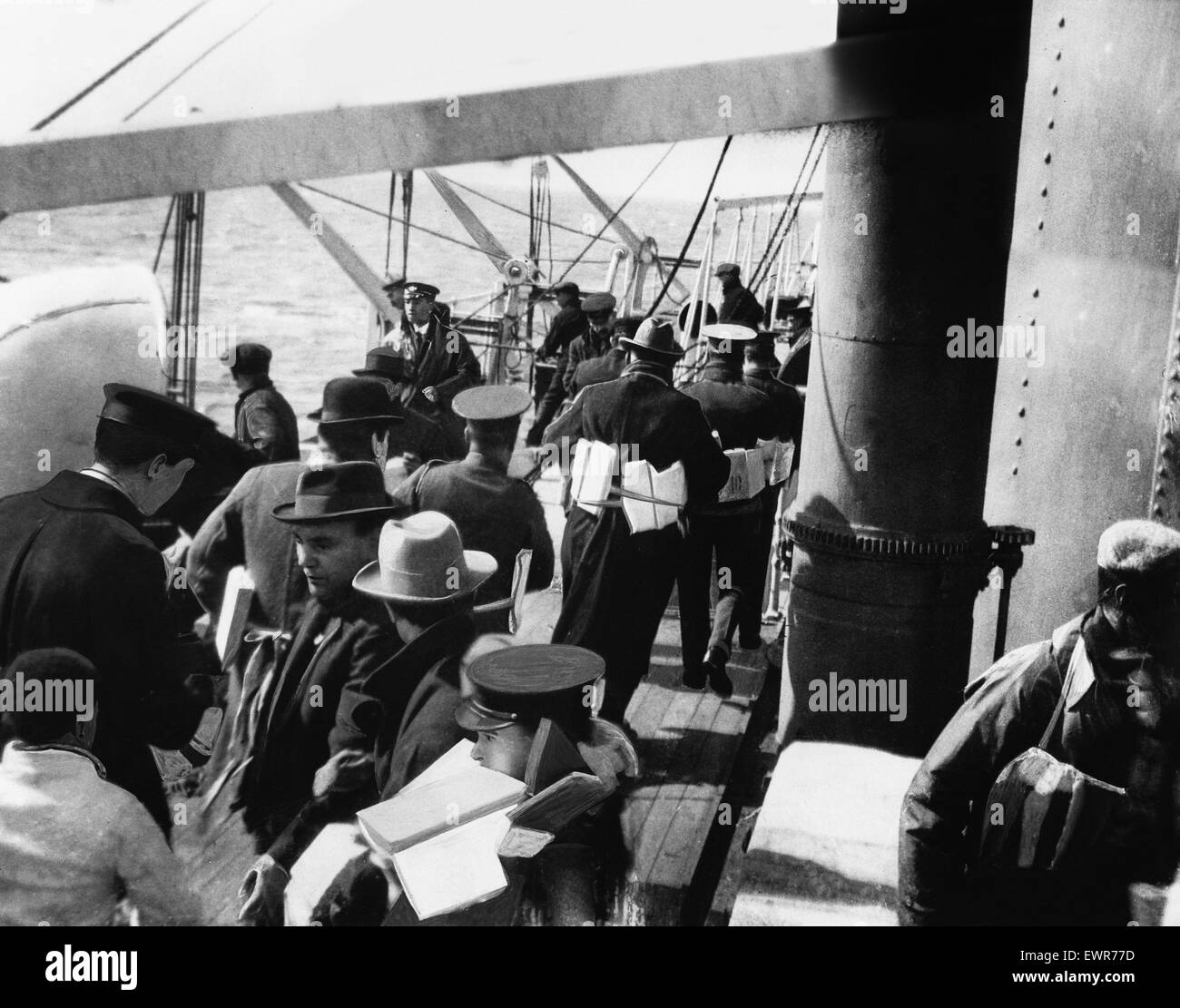 Untergang des Schiffes Falaba DM 3141d Box 5 28. März 1915. Der Untergang der "Falaba". Passagiere an Bord der betroffene Liner suchen Sie nach verfügbaren Rettungsboote. Die britischen Liner "Falaba" wurde durch ein deutsches u-Boot in den Gewässern um Großbritannien, torpediert ein Eva Stockfoto