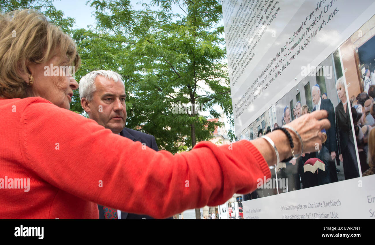 Der Präsident der Israelitischen Kultusgemeinde in München, Charlotte Knobloch und bayerischen Wissenschaft Minister Ludwig Spaenle (CSU) stehen vor einem besudelt Bild in München, 30. Juni 2015. Unbekannten geschändet ein Bild in der Ausstellung das jüdische Zentrum, das für die Öffentlichkeit zugänglich, ist durch die Verbrennung von Hitler Schnurrbärte mit Zigaretten auf den Gesichtern der dargestellten Personen. Foto: PETER KNEFFEL/dpa Stockfoto