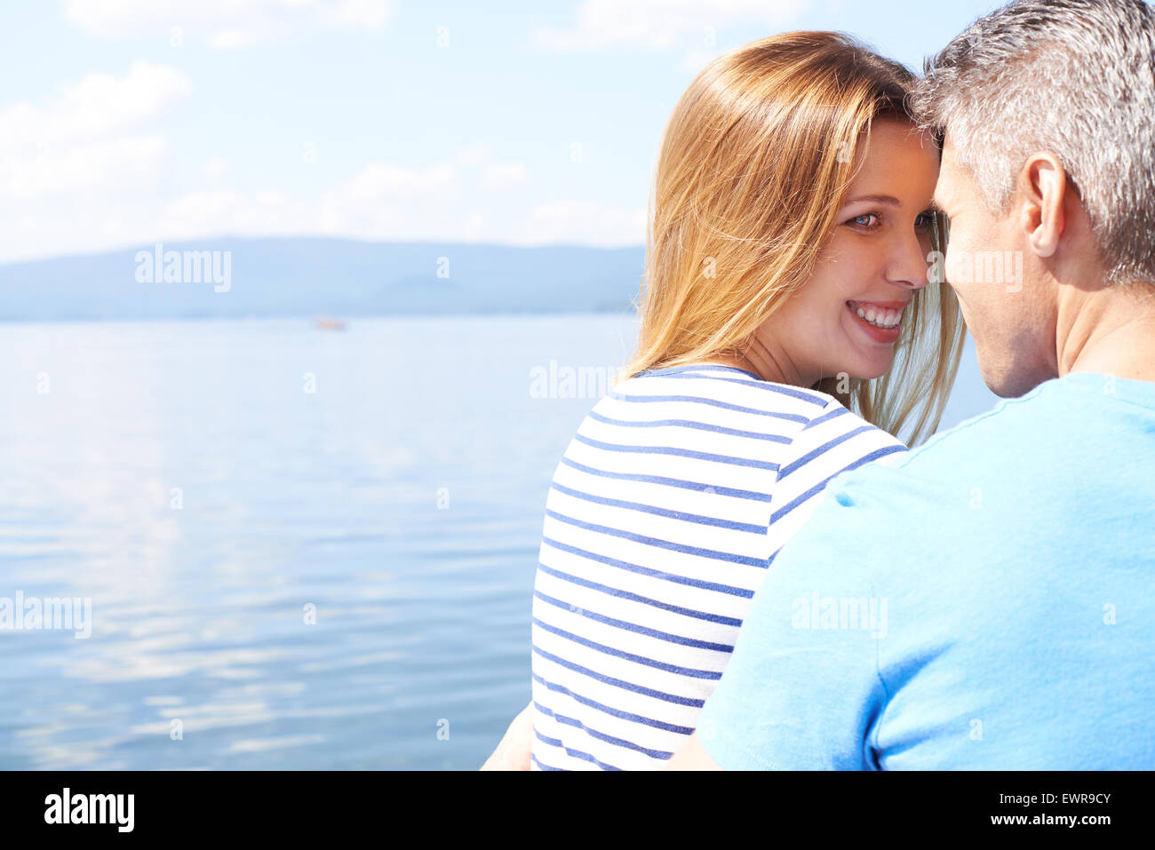 Glückliches Mädchen und jungen Mann mit romantischer Urlaub am Meer Stockfoto