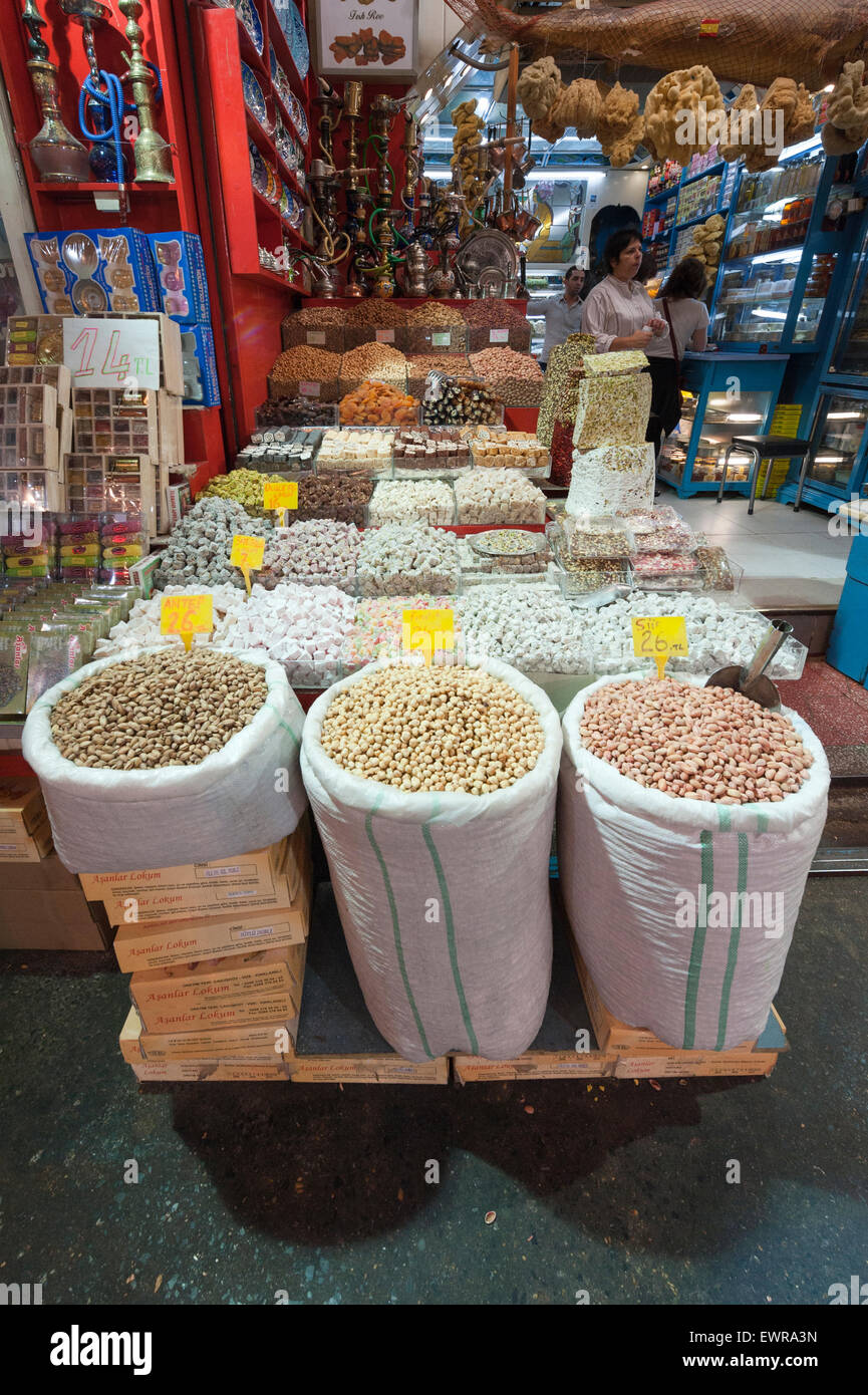 Nüssen und Süßigkeiten auf den Verkauf in den großen Bazzar in Istanbul. Stockfoto