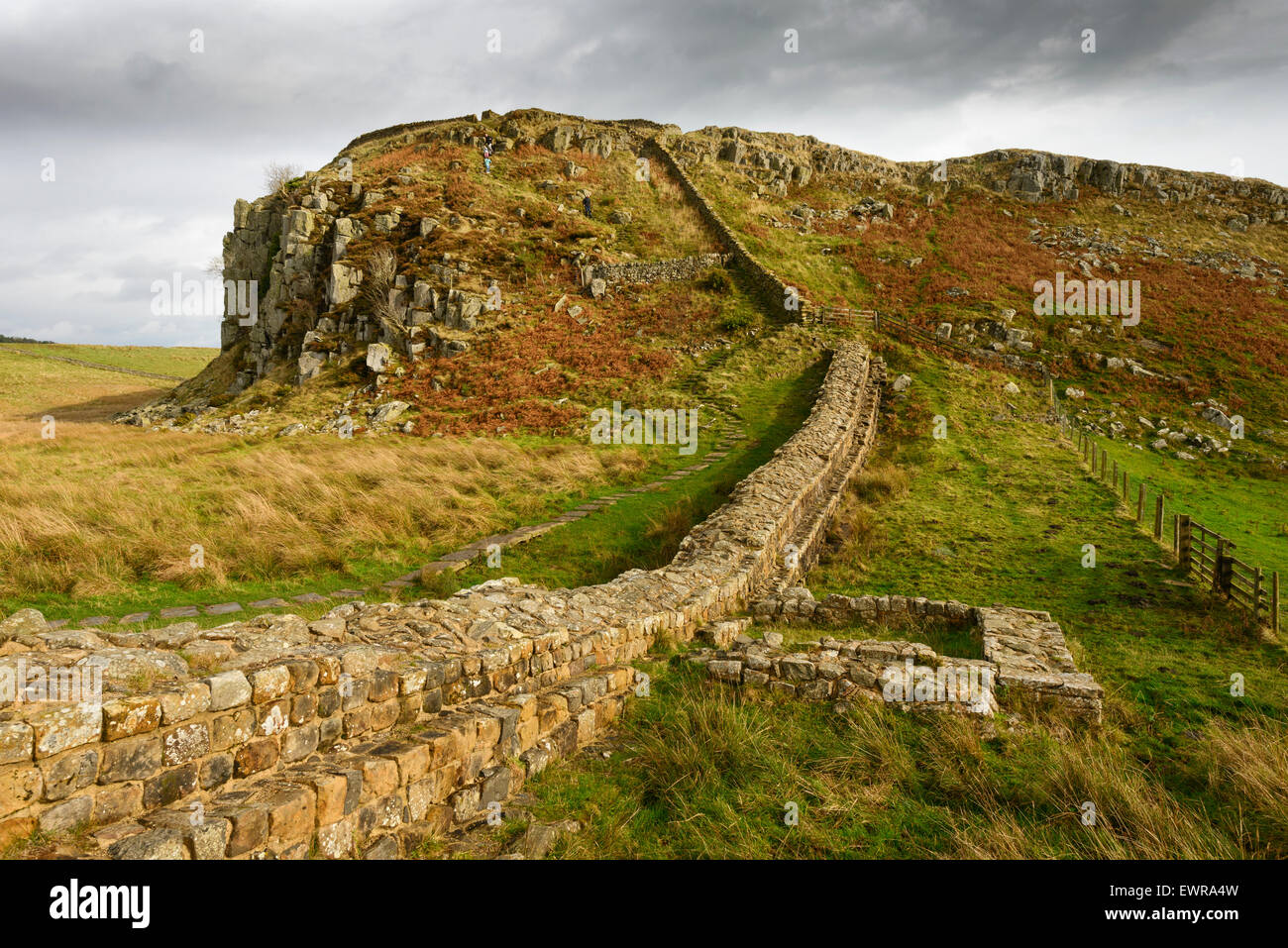 Der Hadrianswall bei Stahl Rigg in Northumberland Blick nach Osten bis zu dem Punkt, wo die Mauer und der Weg steigt Peel Crag. Stockfoto