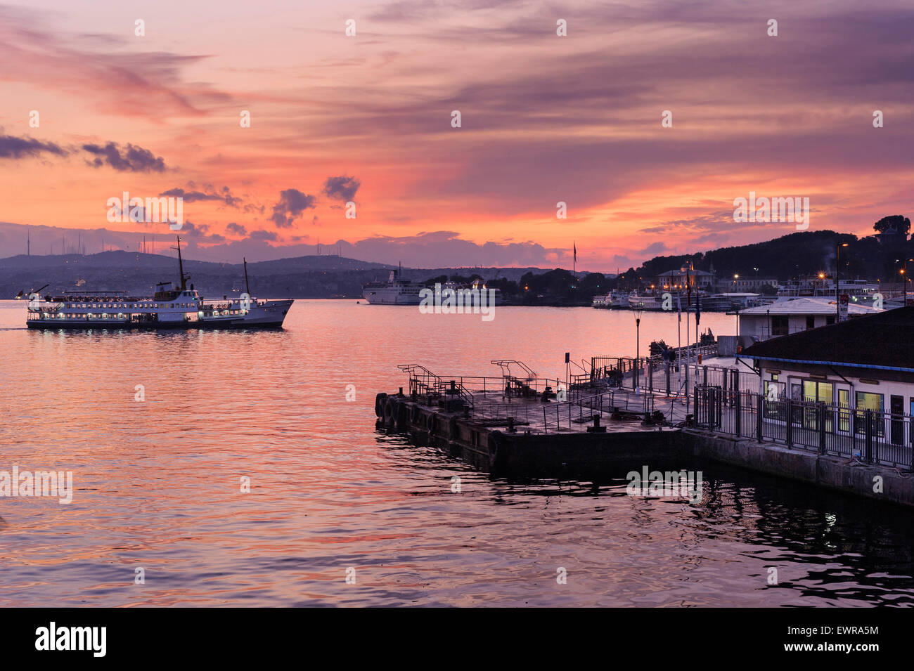 Die Eminönü Waterfront am Goldenen Horn in Istanbul bei Sonnenaufgang. Stockfoto
