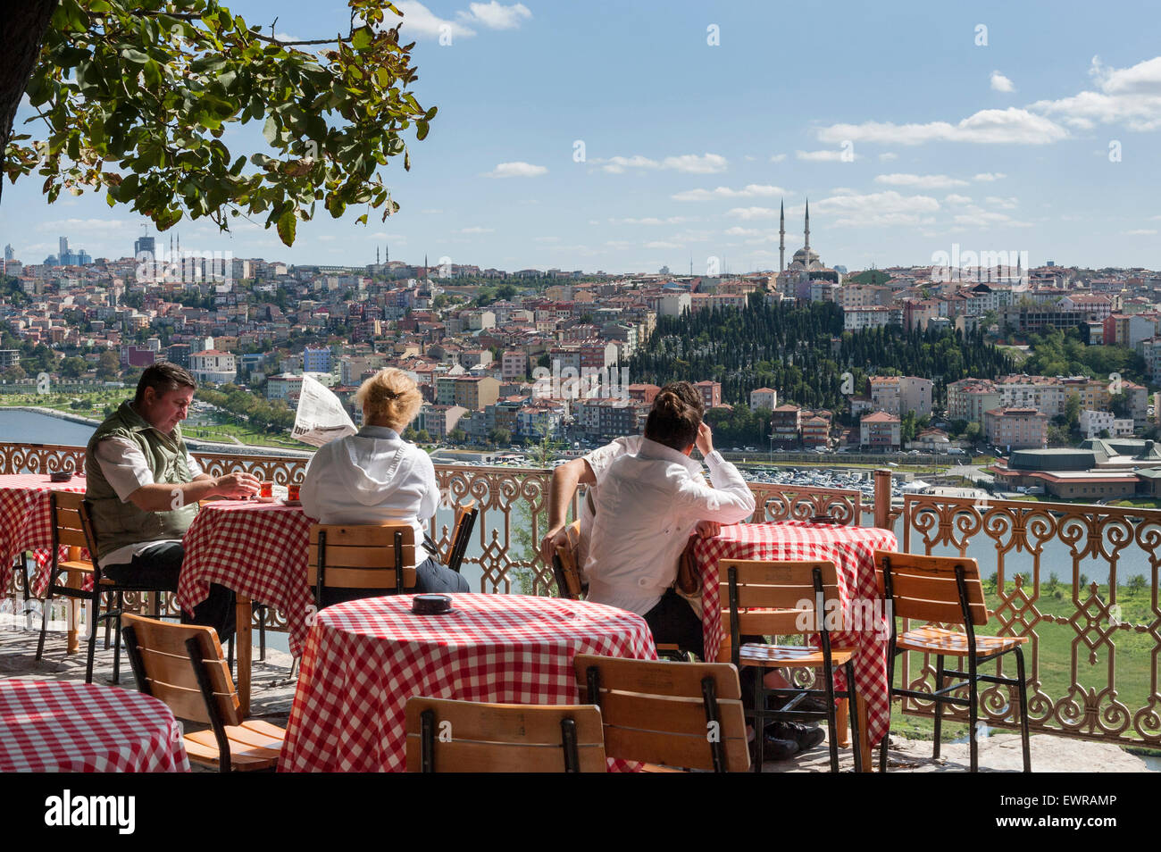 Ein weitläufigen Blick auf das Goldene Horn genießen Sie bei einem Drink an der Pierre Lotti Teehaus in der Eyüp Viertel von Istanbul. Stockfoto