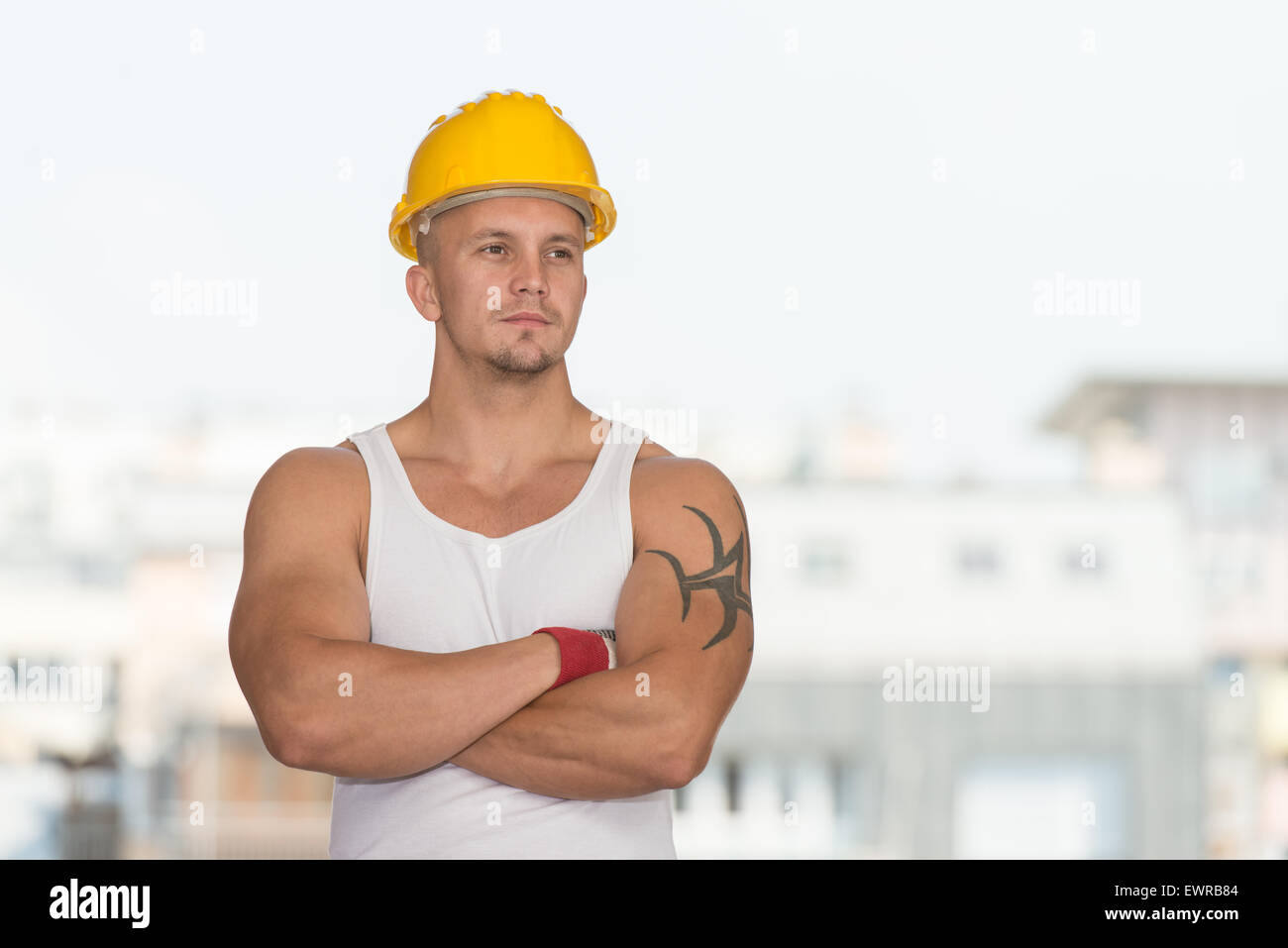 Porträt der schönen Ingenieur mit gelben Helm Stockfoto