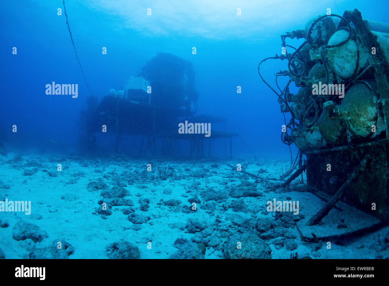 Offshore-Anlagen und Tanks mit dem Aquarius-Habitat angegliedert. Stockfoto