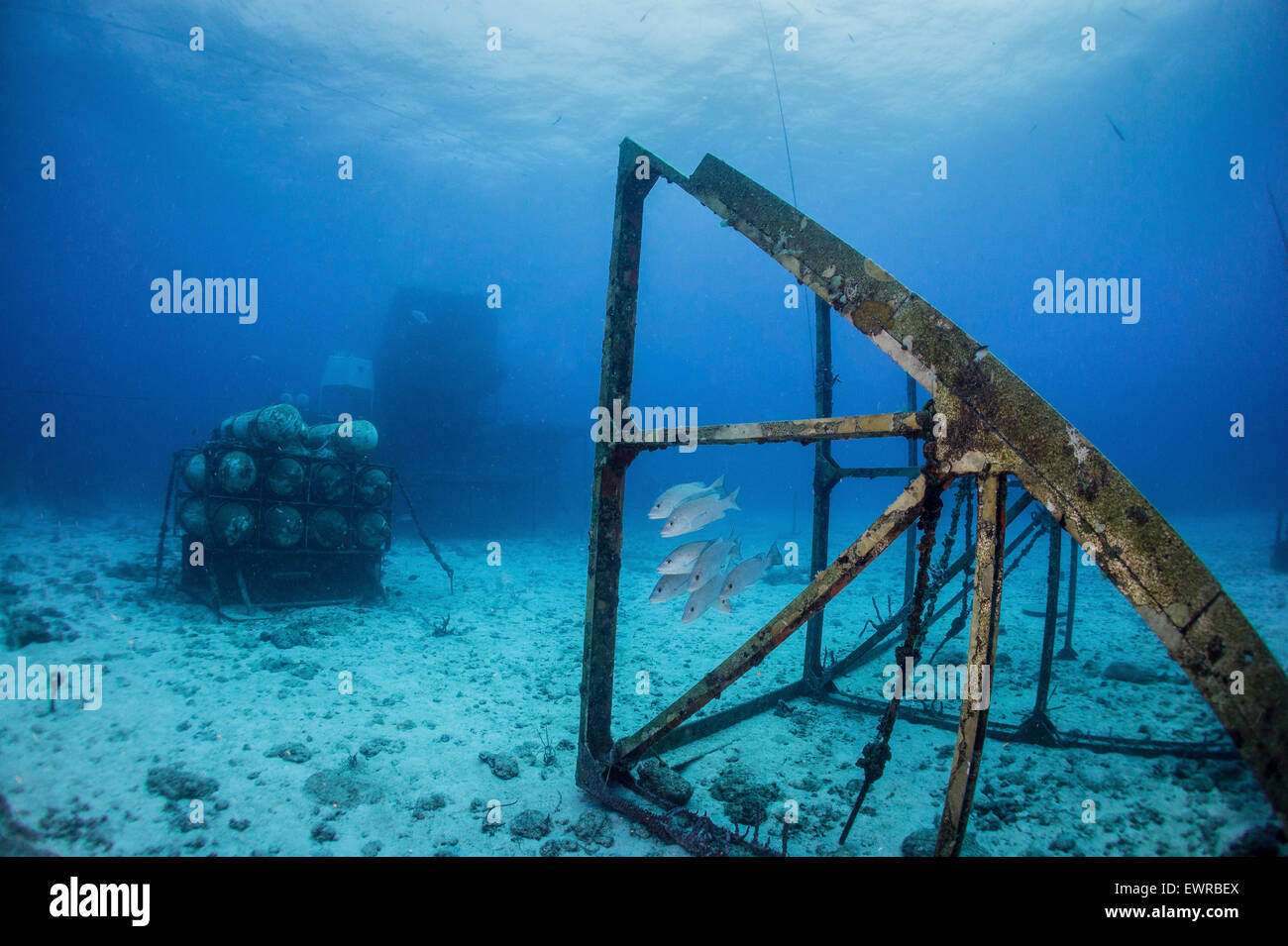 Offshore-Strukturen und Lagertanks angegliedert an das Aquarius-Habitat. Stockfoto