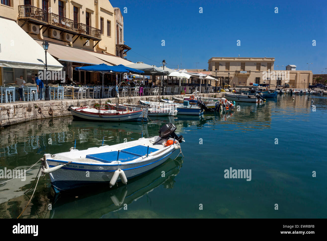 Alten venezianischen Hafen mit kleinen Fischerbooten, Rethymno, Kreta, Griechenland Stockfoto