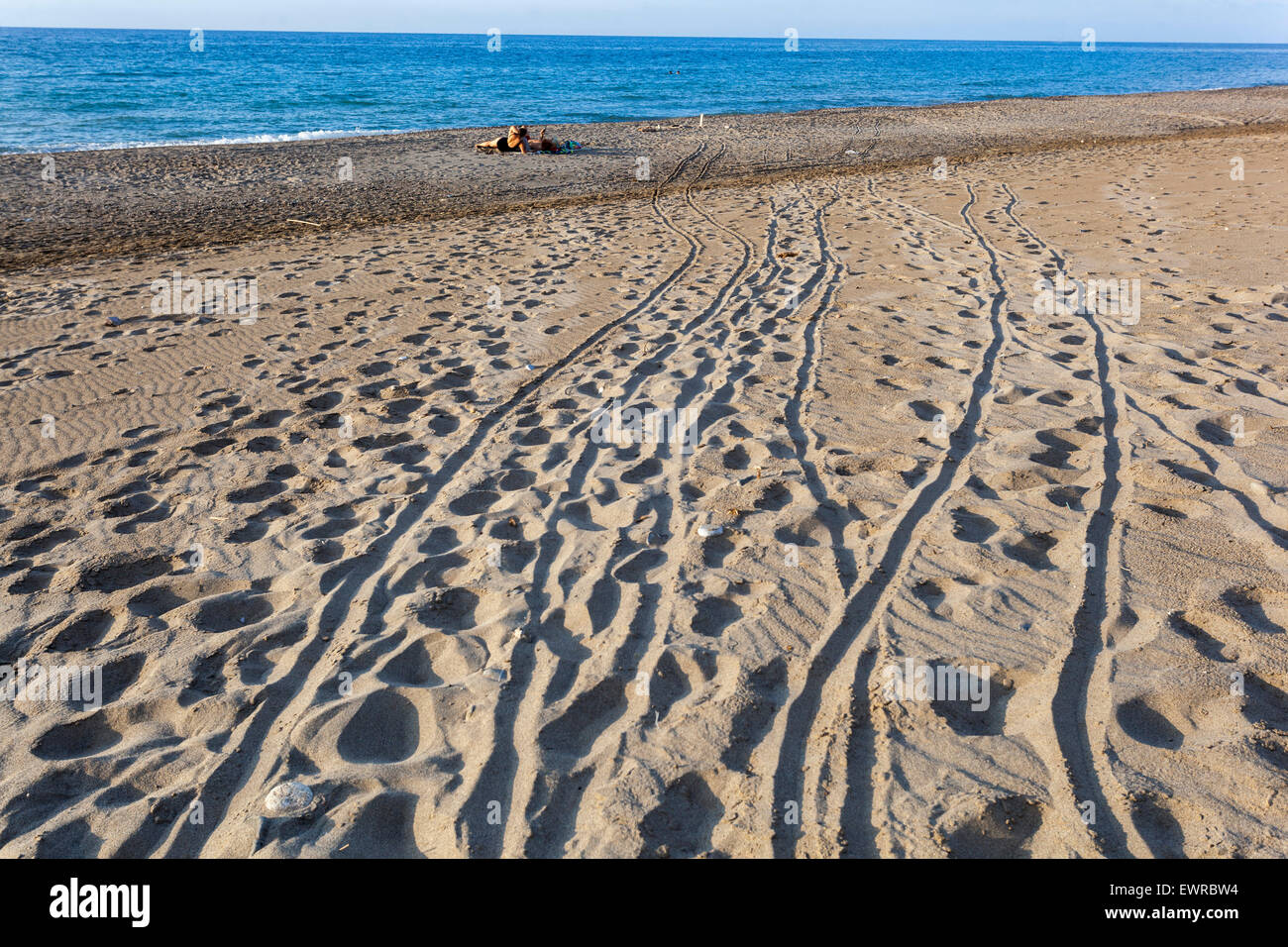 Strand von Rethymnon, Kreta, Griechenland, Spuren im Sand auf den ...