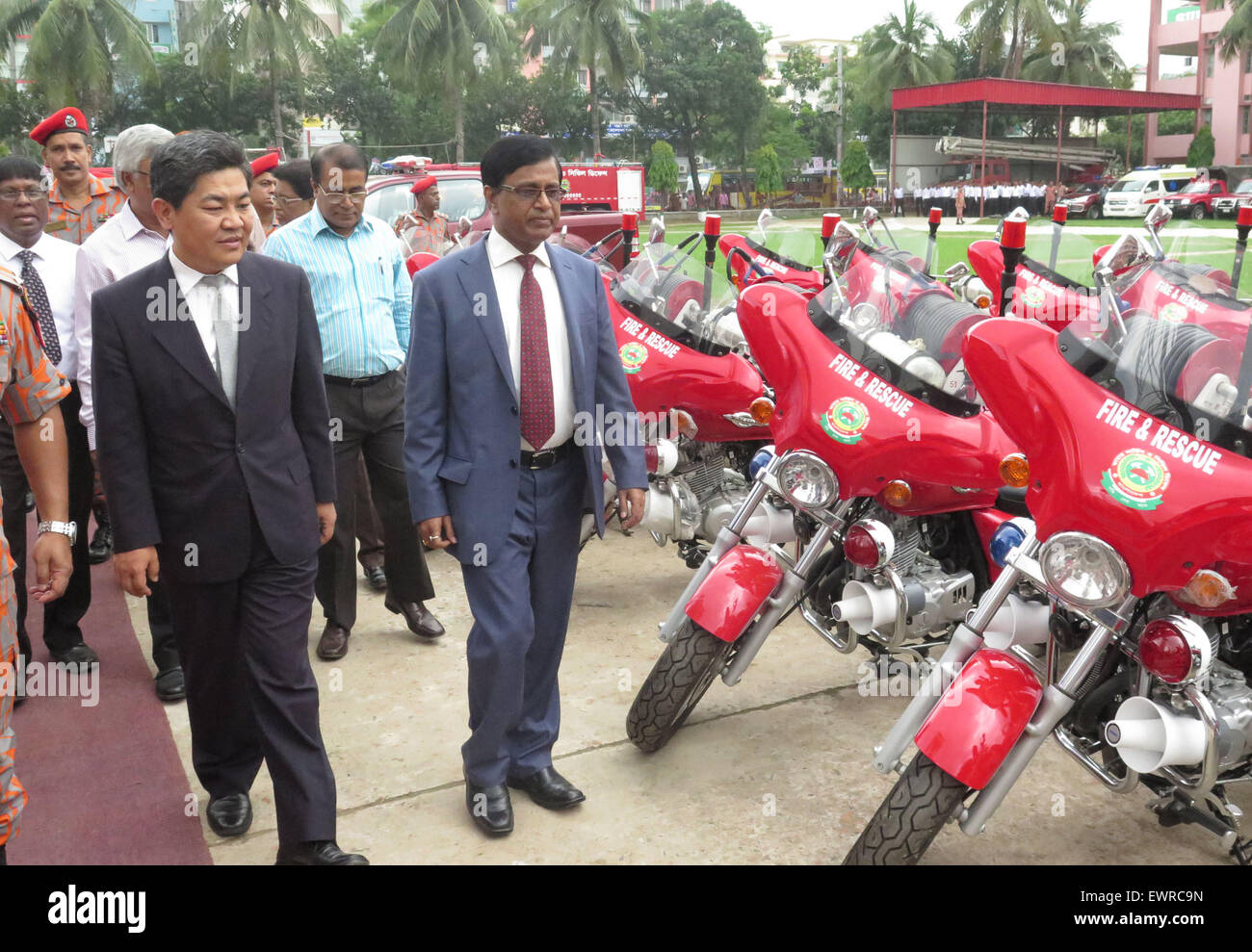 (150630)--DHAKA, 30. Juni 2015 (Xinhua)--der chinesische Botschafter in Bangladesch Ma Mingqiang (L, vorn) Besuche retten Ausrüstungen, gestiftet von der chinesischen Regierung in Dhaka, Bangladesch, 30. Juni 2015. Feuerwehr und Zivilschutz Bangladeshs hat offenbar erhalten einen großen Schub Dienstag mit der Brandbekämpfung und Ausrüstungen von China gespendet. (Xinhua/Shariful Islam) Stockfoto