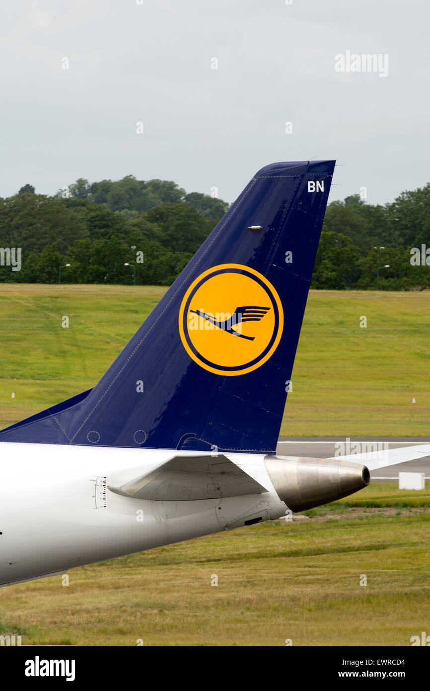 Heck der Lufthansa Embraer ERJ-195-Flugzeugs Stockfoto